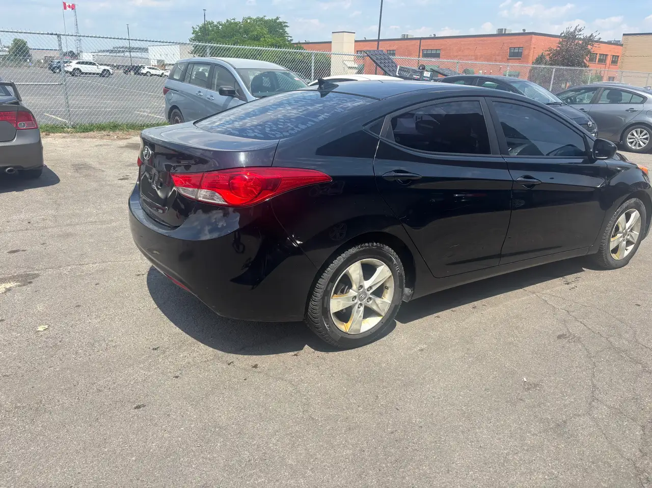 Hyundai ELANTRA photo Hyundai ELANTRA