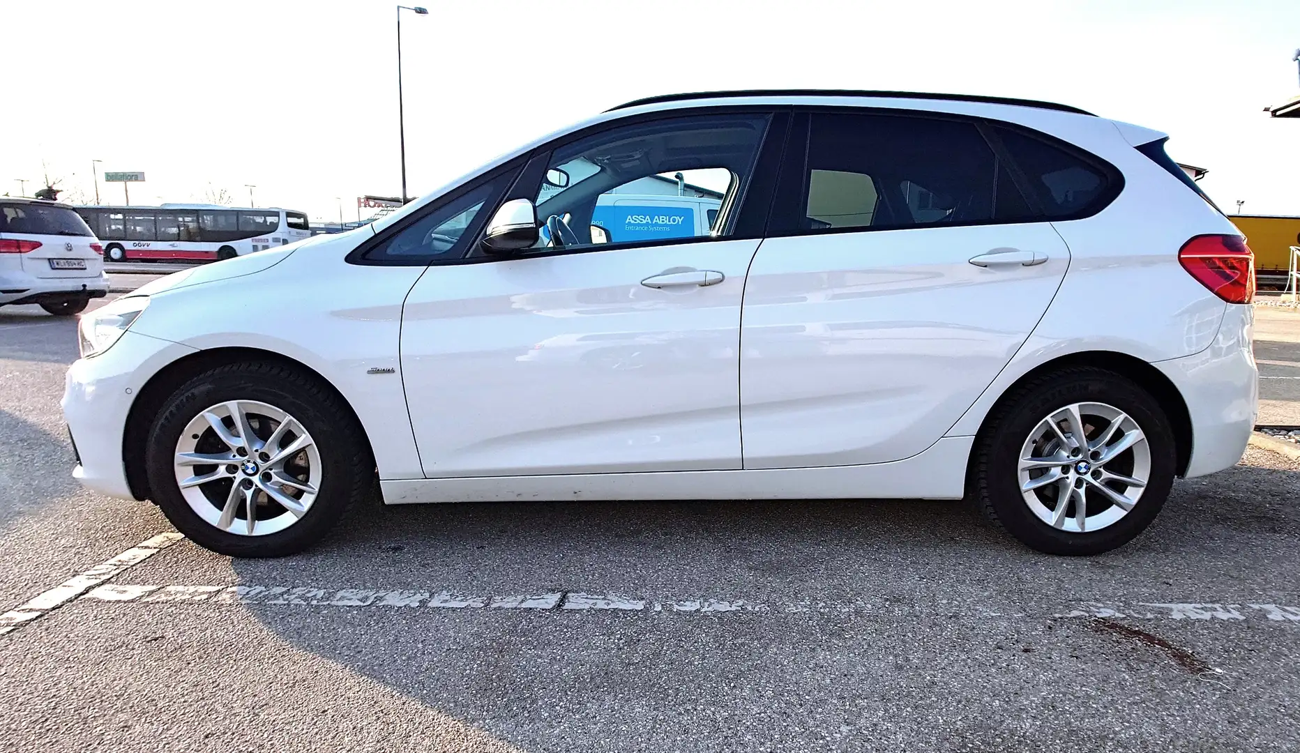 BMW 218 218d Active Tourer Sport Line Aut. Weiß - 2