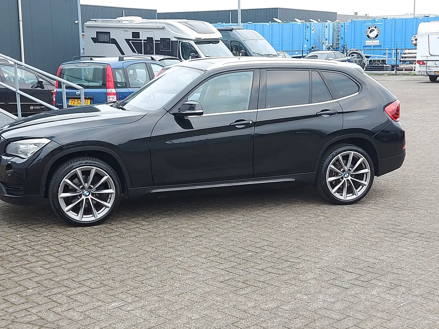 BMW X1 X1 X20i High Exec. Zwart - 1