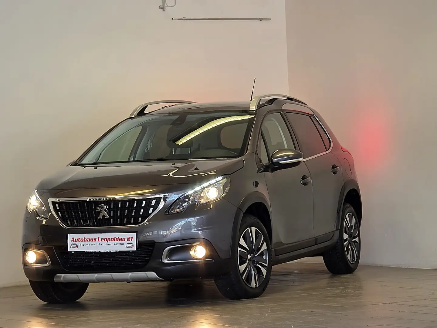 Peugeot 2008 1,2 PureTech 130 S&S Allure EAT6 Grau - 1