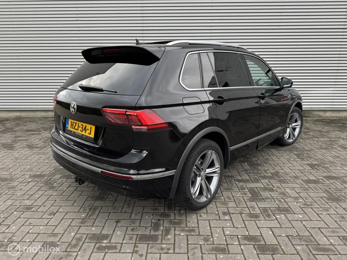 Volkswagen Tiguan 2.0 TSI 4Motion R-Line | Pano | Stoelverwarming | Zwart - 2