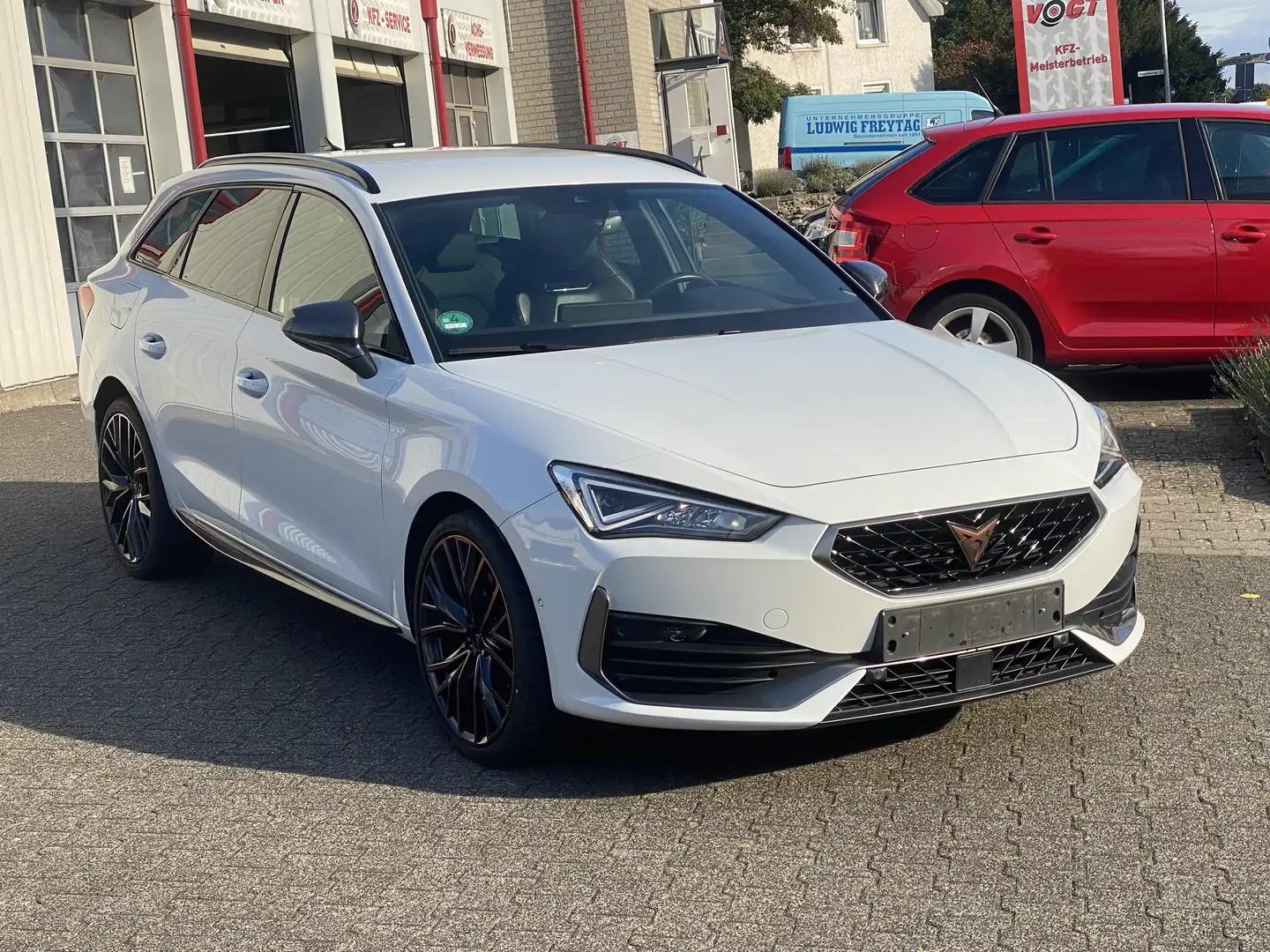 CUPRA Leon 1.4 e-Hybrid Plug-In VZ ~DSG~ACC~LED~ViertCock~AHK Weiß - 2