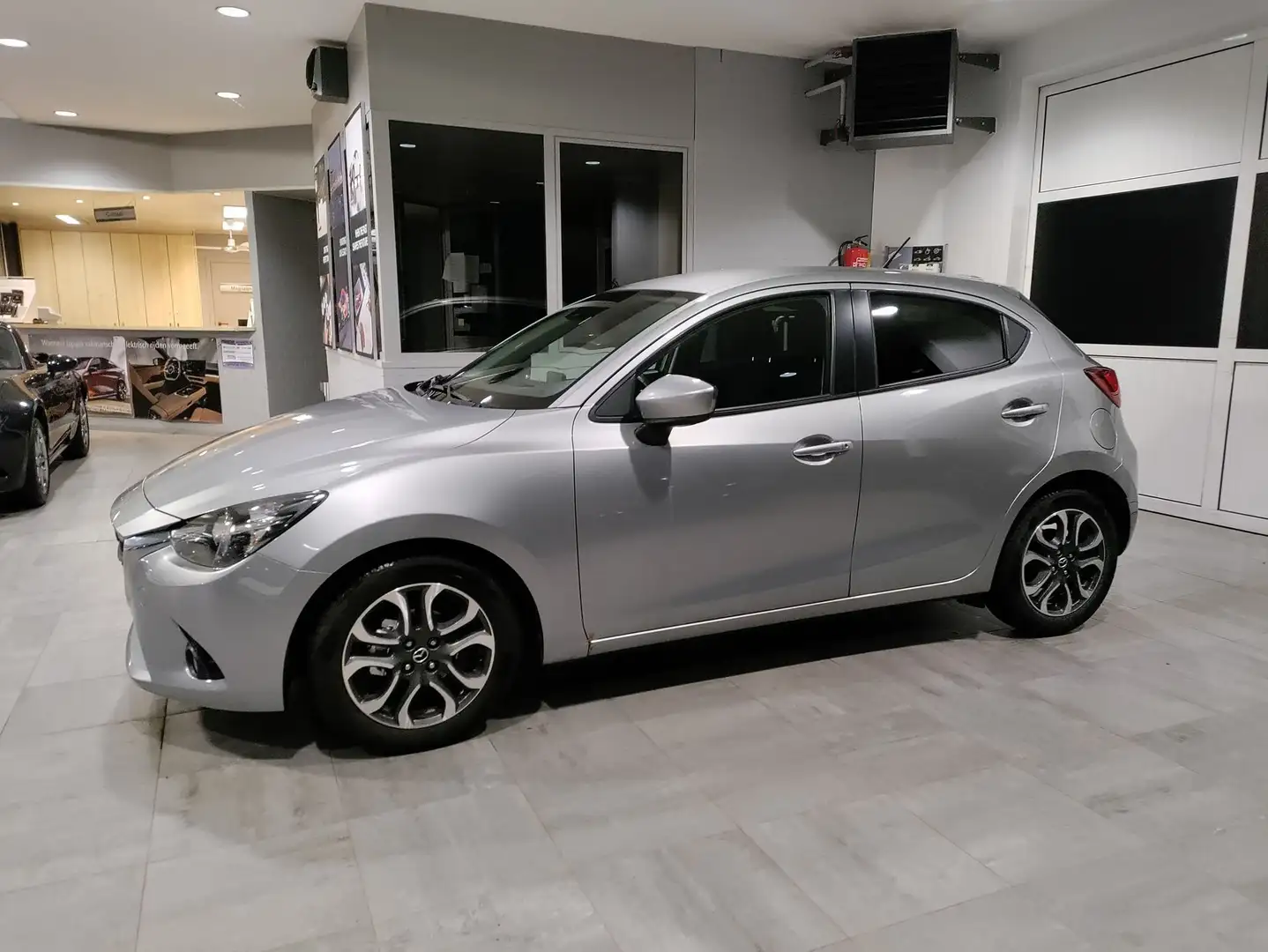 Mazda 2 1.5 SKYACTIV-G Ginza Grau - 2