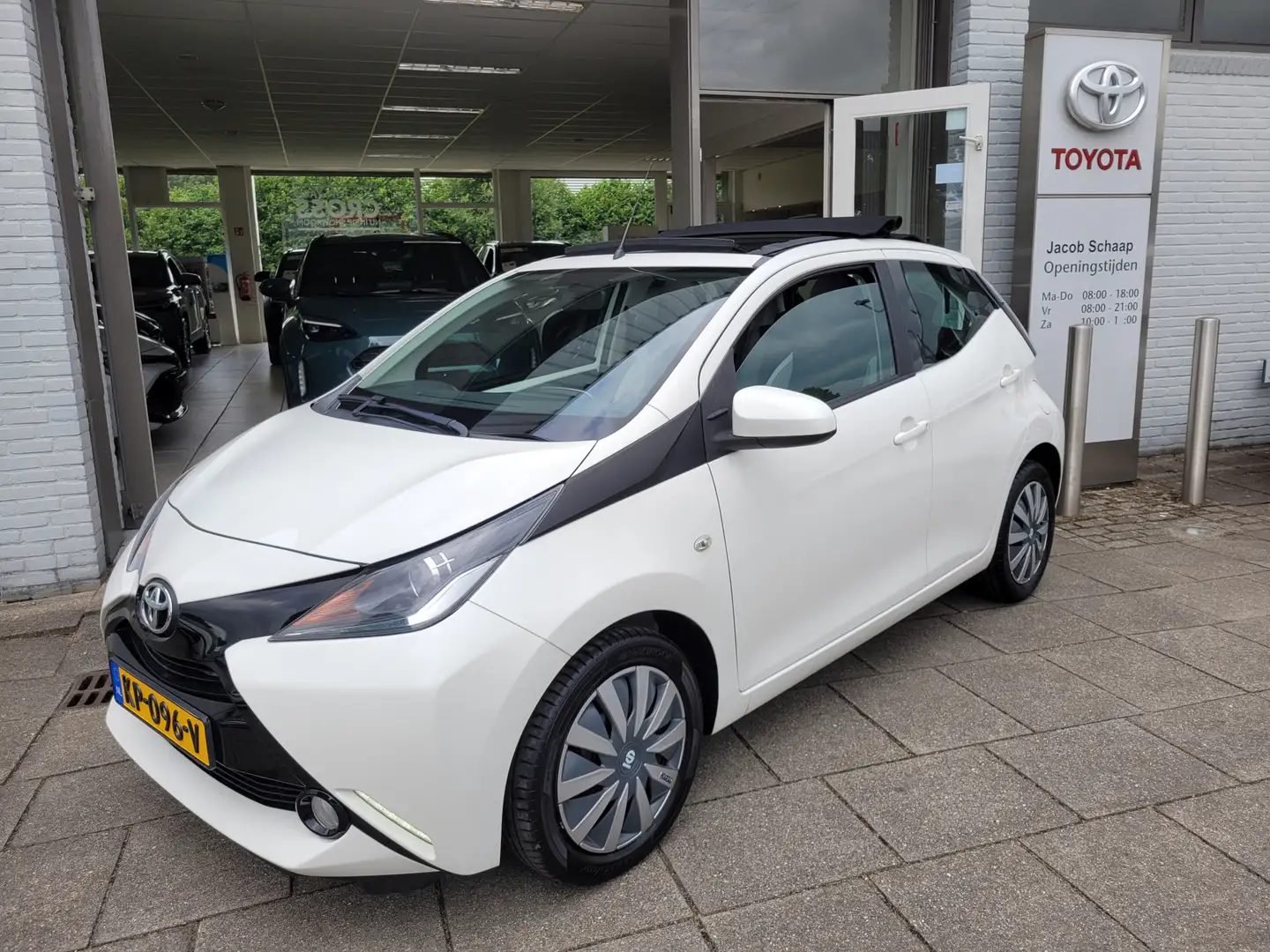 Toyota Aygo 1.0 VVT-i x-wave Automaat|El. open vouwdak|Airco V Wit - 2
