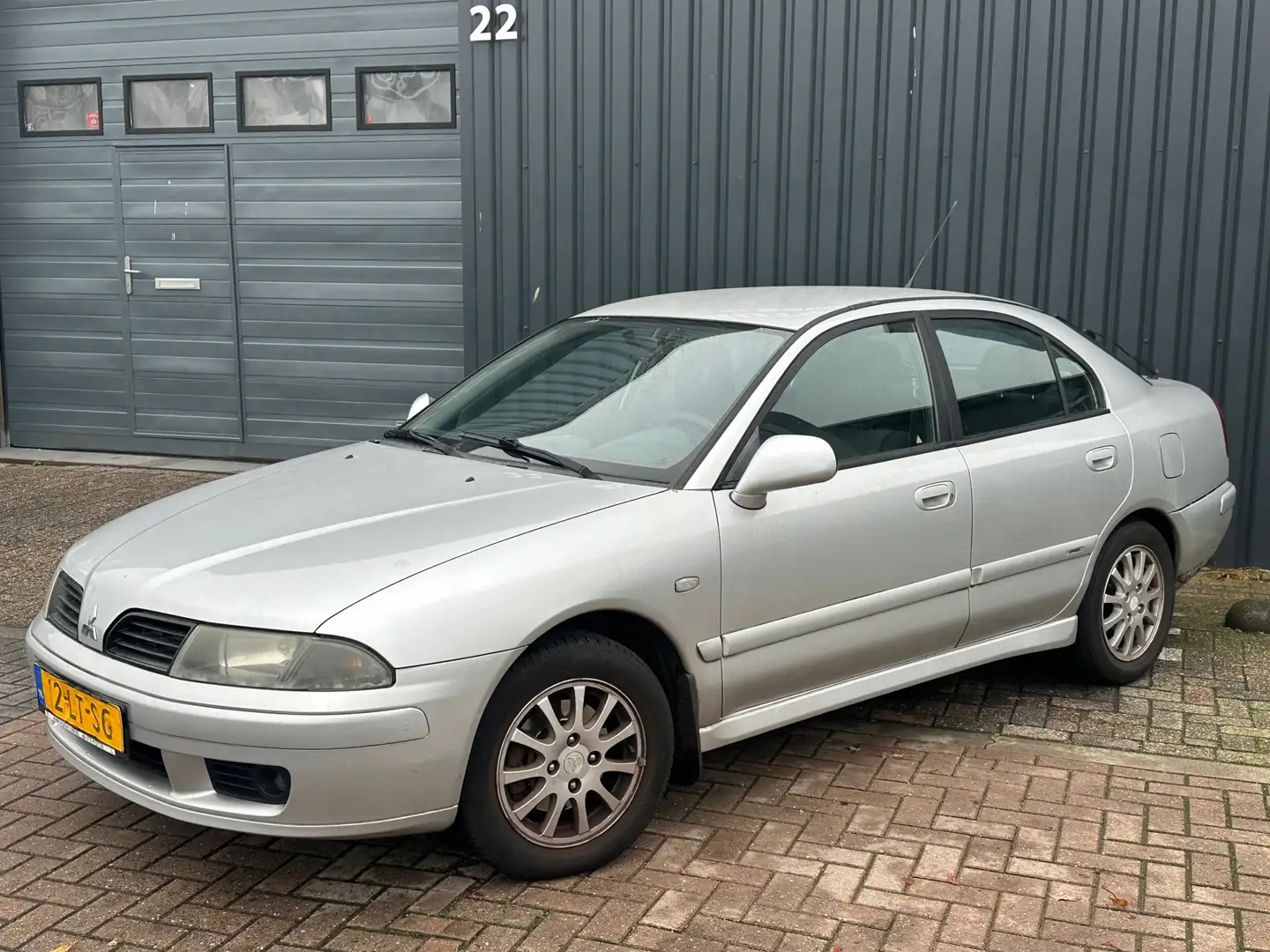 Mitsubishi Carisma 1.8 GDI Shogun SE Airco Grau - 2