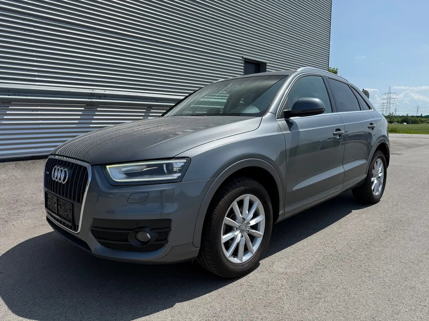Audi Q3 2,0 TDI quattro Daylight ID:35 Grau - 2