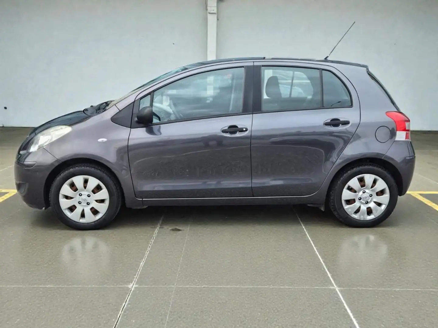 Toyota Yaris 1.0 5 porte Now GPL Grigio - 2
