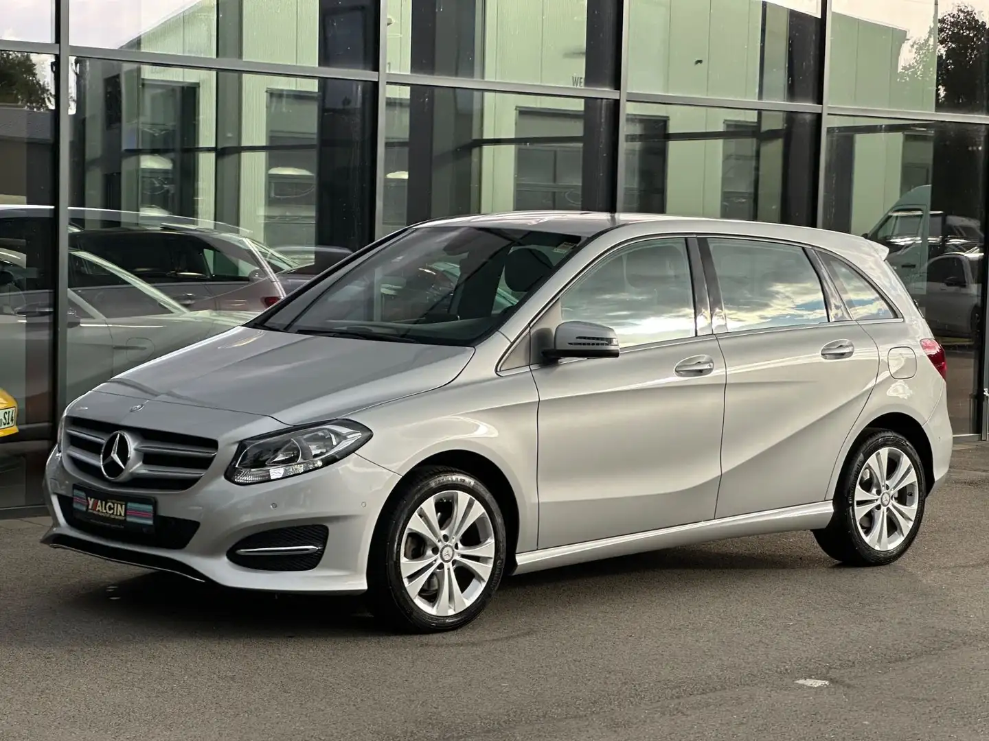 Mercedes-Benz B 180 Style 2.HAND/NAVI/R-CAM/AHK/SHZ/TEMPO/LM Silber - 2