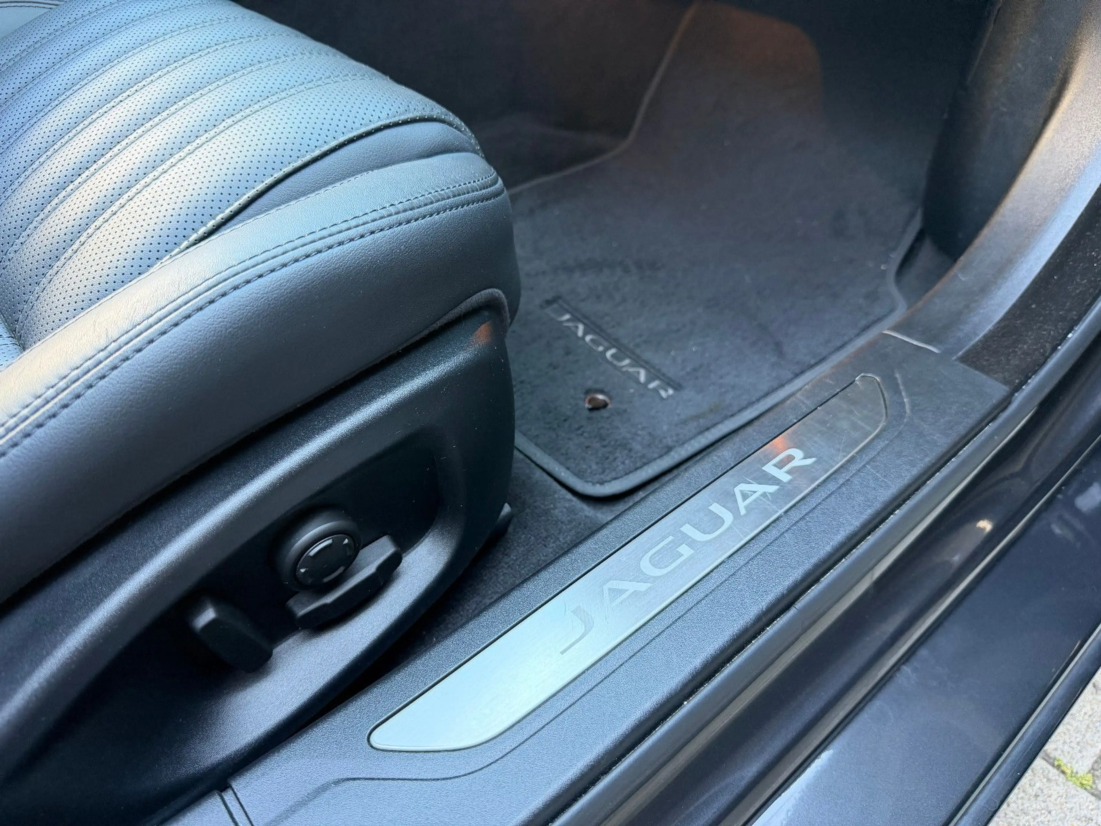 Jaguar XF Portfolio 25 AWD PANO/ACC/LEDER/WiP/15.000 KM — photo 42