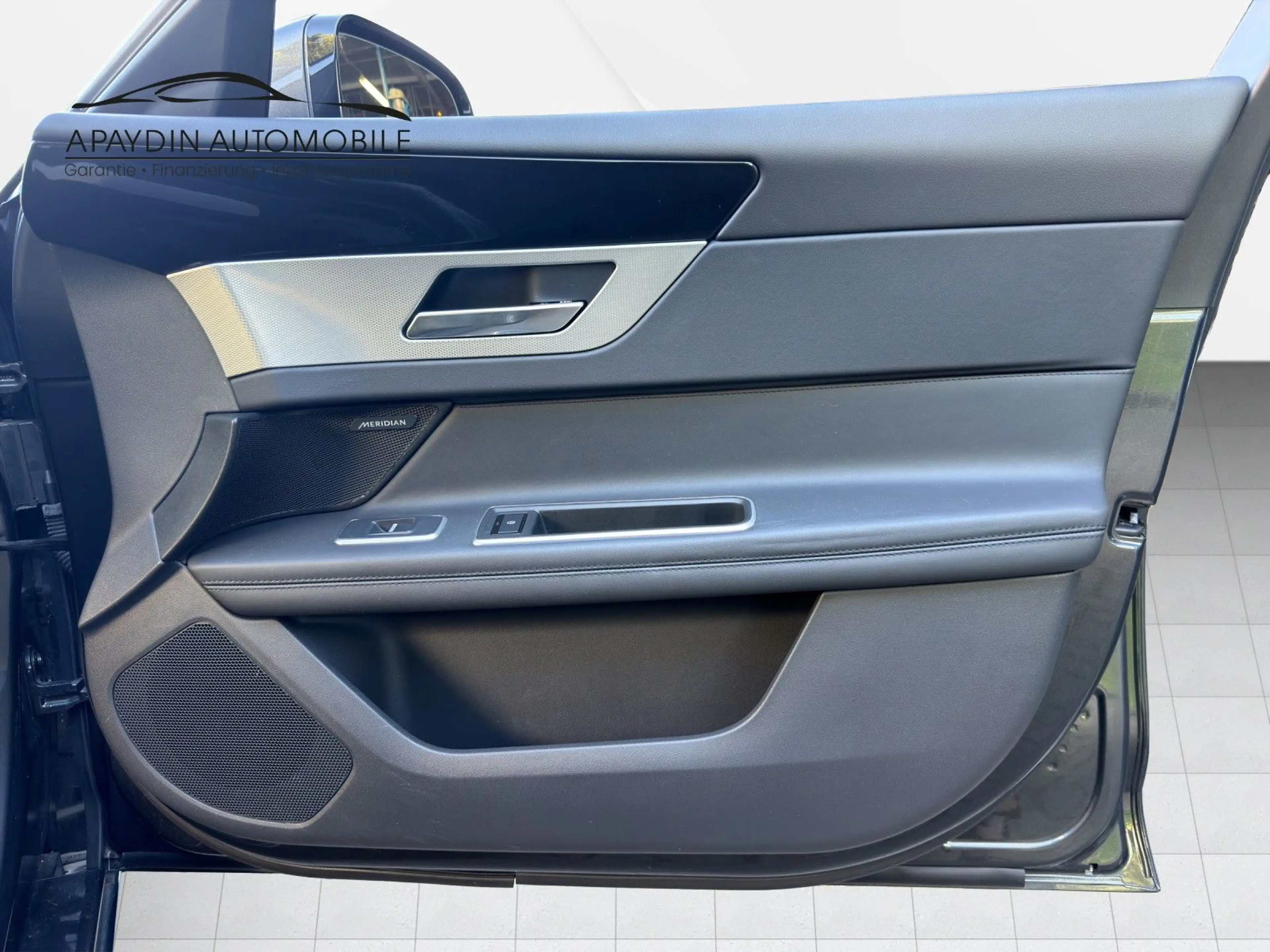 Jaguar XF Portfolio 25 AWD PANO/ACC/LEDER/WiP/15.000 KM — photo 29
