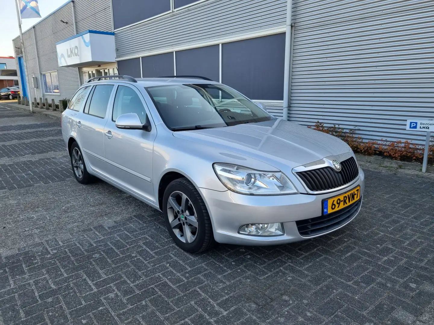 Skoda Octavia Combi 1.2 TSI Ambition Business Line Automaat NAV. Grijs - 2
