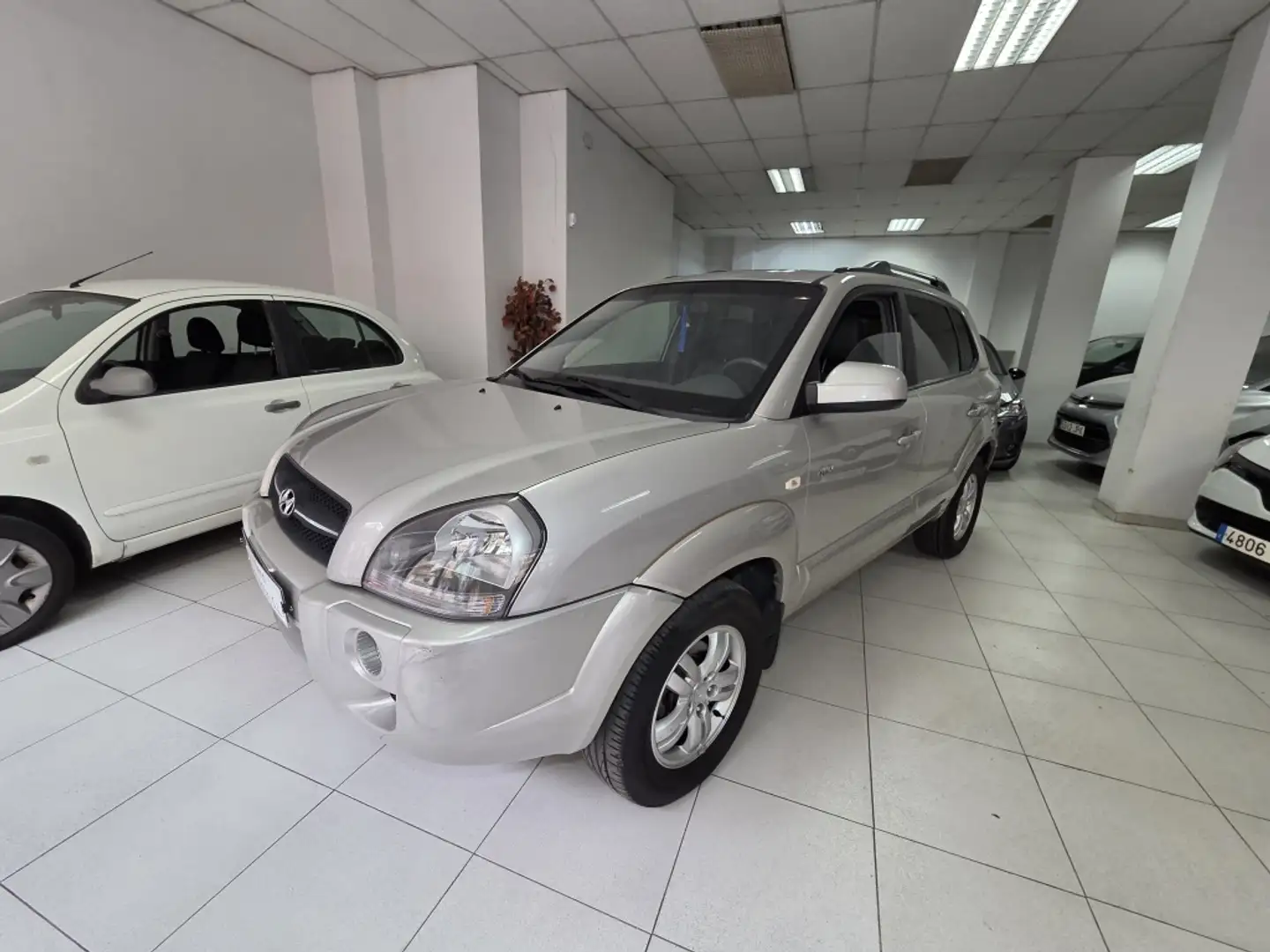 Hyundai TUCSON 2.0CRDi Comfort FULL Silber - 2