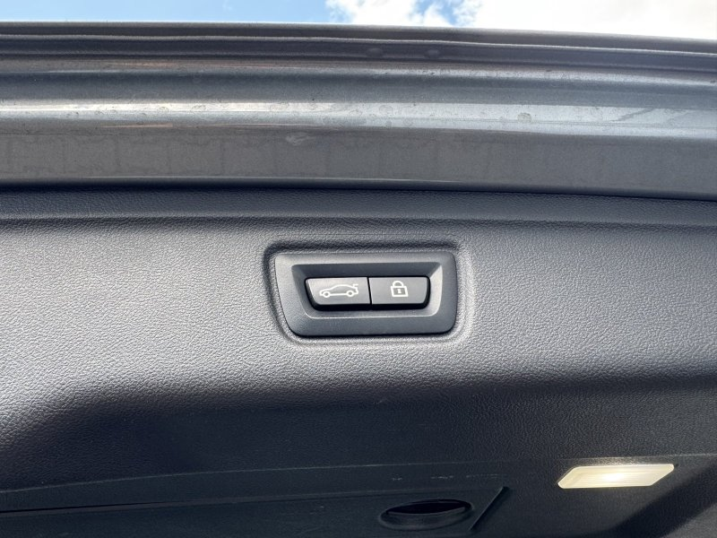 BMW 330 d Mildh.Touring Facelift Teil-Leder Navi LED Kamer — photo 10