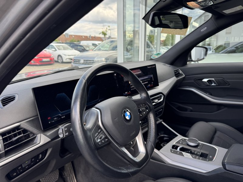 BMW 330 d Mildh.Touring Facelift Teil-Leder Navi LED Kamer — photo 13