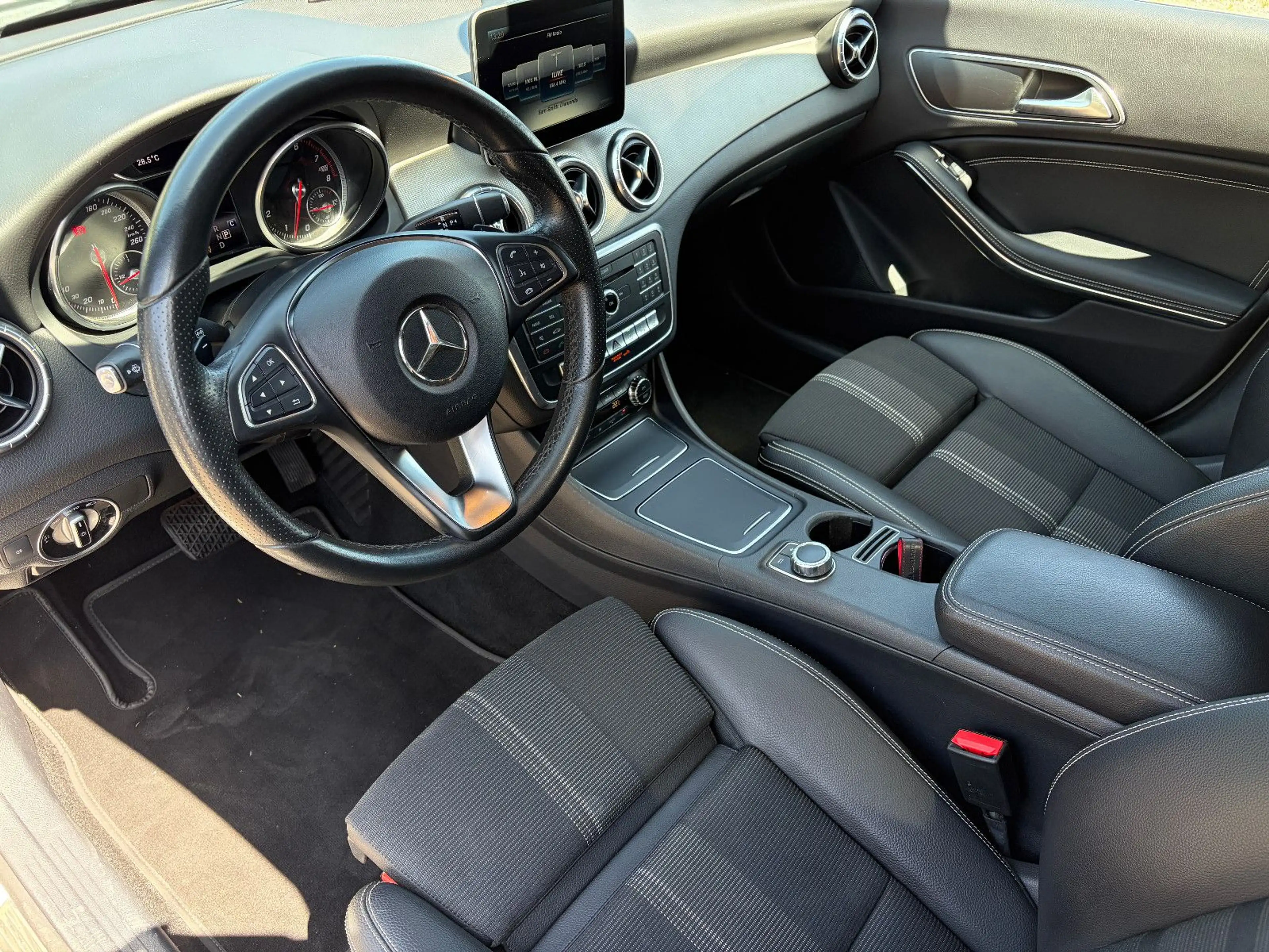 Mercedes-Benz CLA 220 4Matic — photo 8