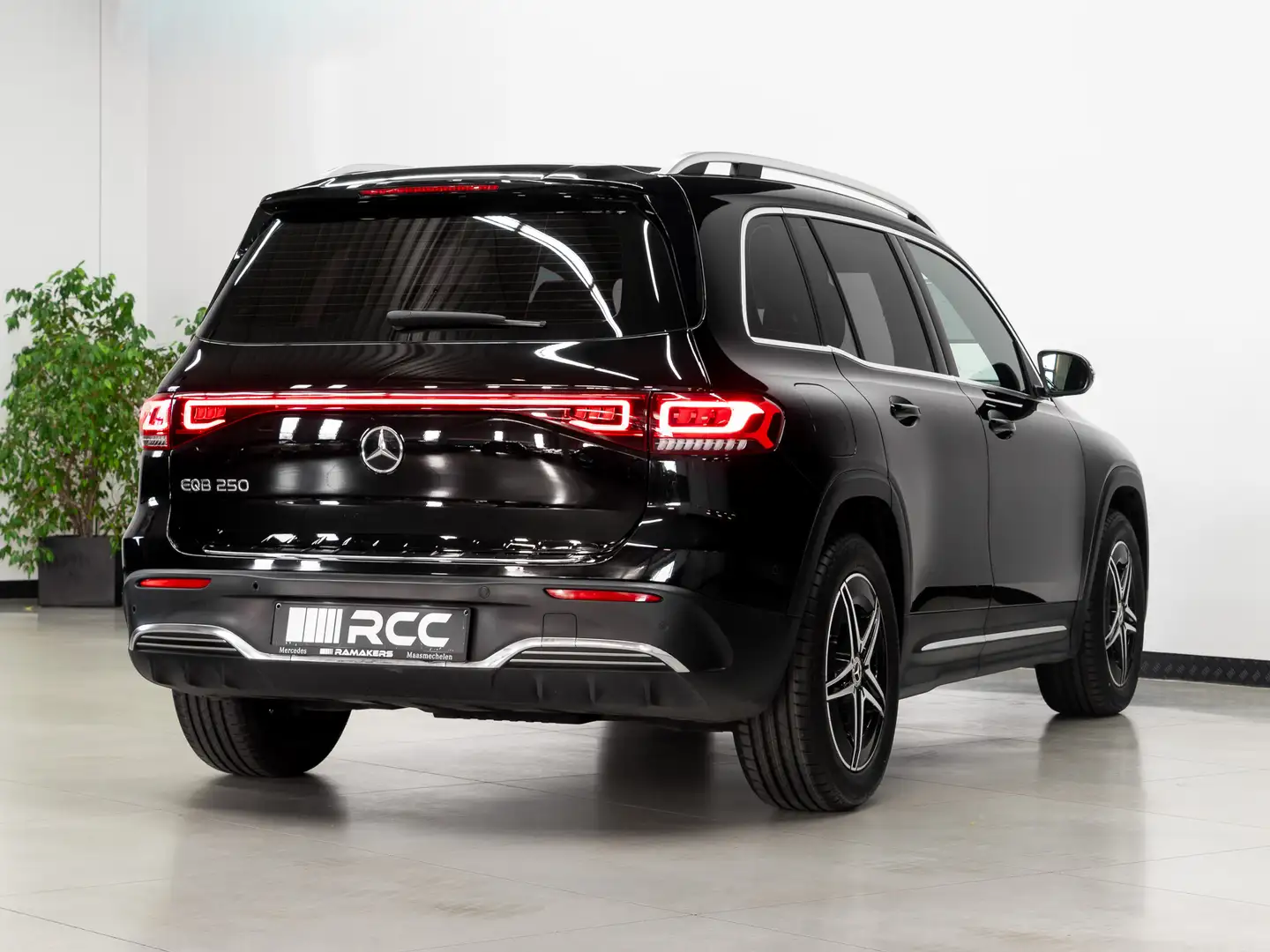 Mercedes-Benz EQB 250 AMG Line Sfeerlicht Dodehoek Carplay Camera Noir - 2