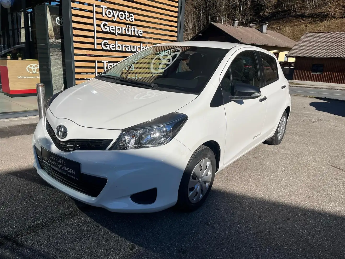 Toyota Yaris Yaris 1,0 VVT-i Young Young Weiß - 2