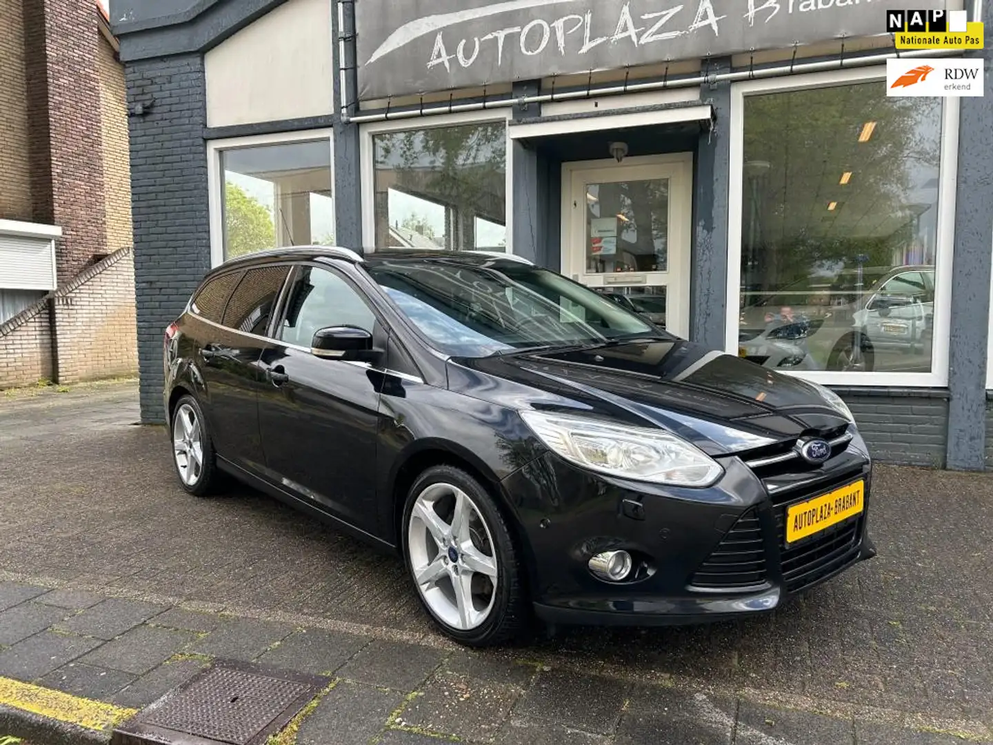 Ford Focus Wagon 1.6 EcoBoost 182 PK/ CRUISE/ CLIMA/ PDC/ 18 Zwart - 1