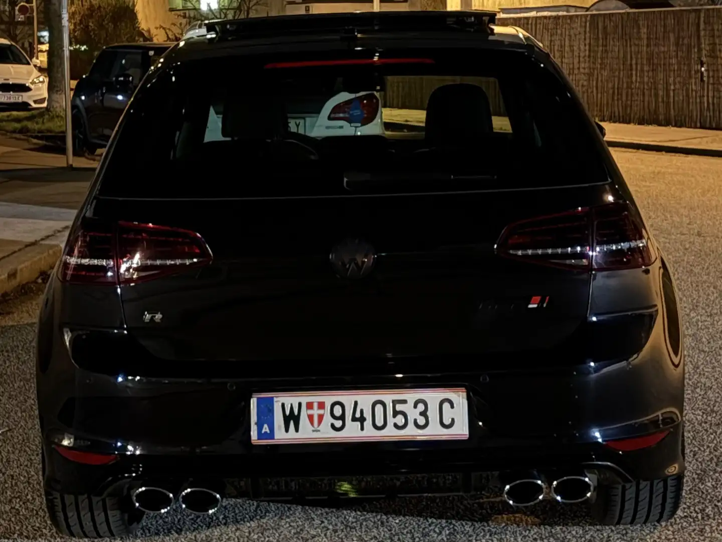 Volkswagen Golf R Schwarz - 1