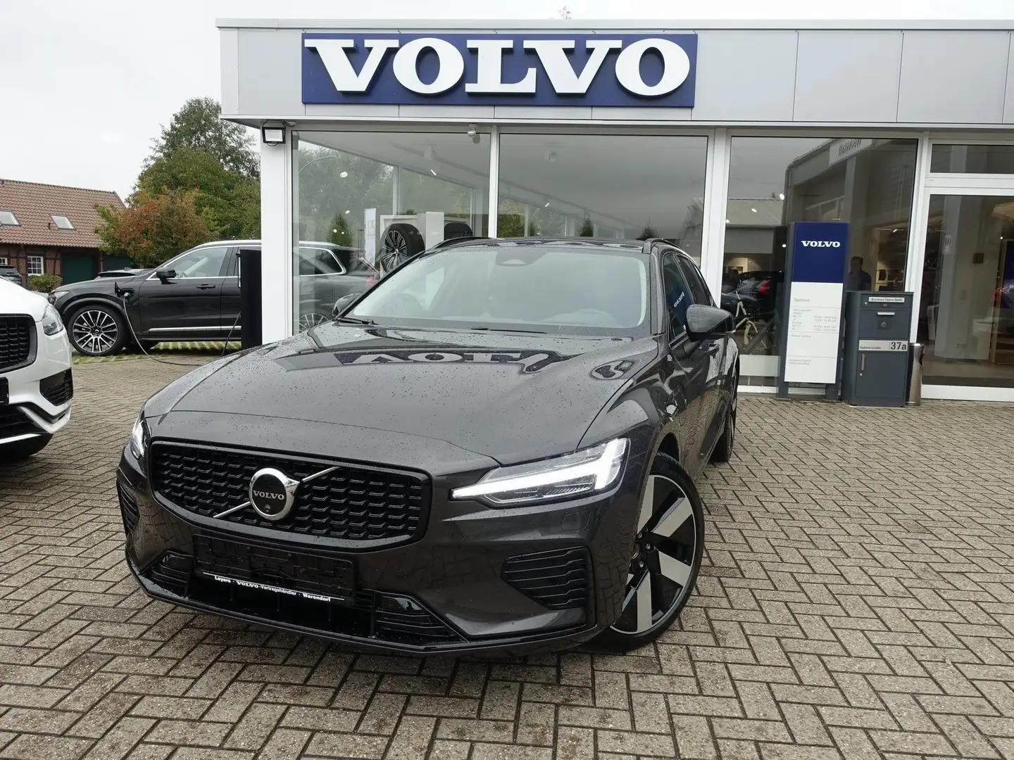 Volvo V60 Ultra T8 AWD/AHK/Massage/B&W/HeadUP/360°/BLS Grau - 1