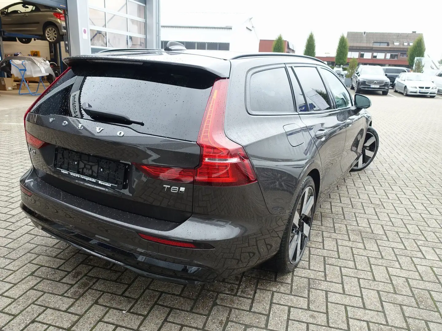 Volvo V60 Ultra T8 AWD/AHK/Massage/B&W/HeadUP/360°/BLS Grau - 2