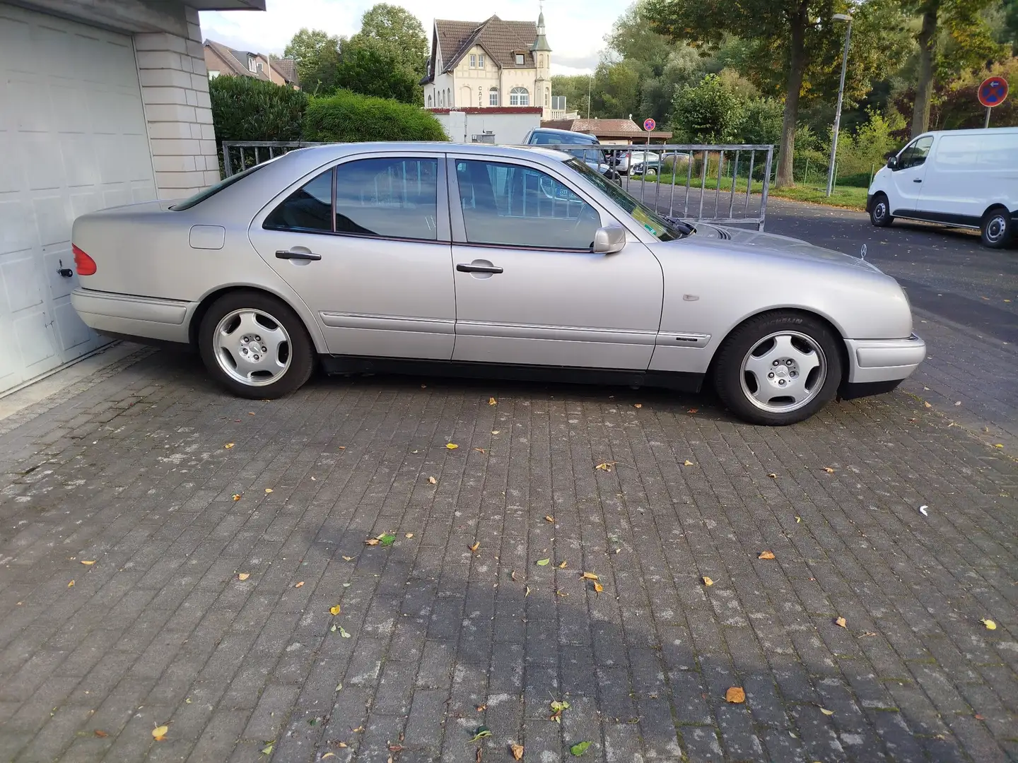 Mercedes-Benz E 230 Avantgarde Youngtimer Oldtimer Top Zustand Silber - 2