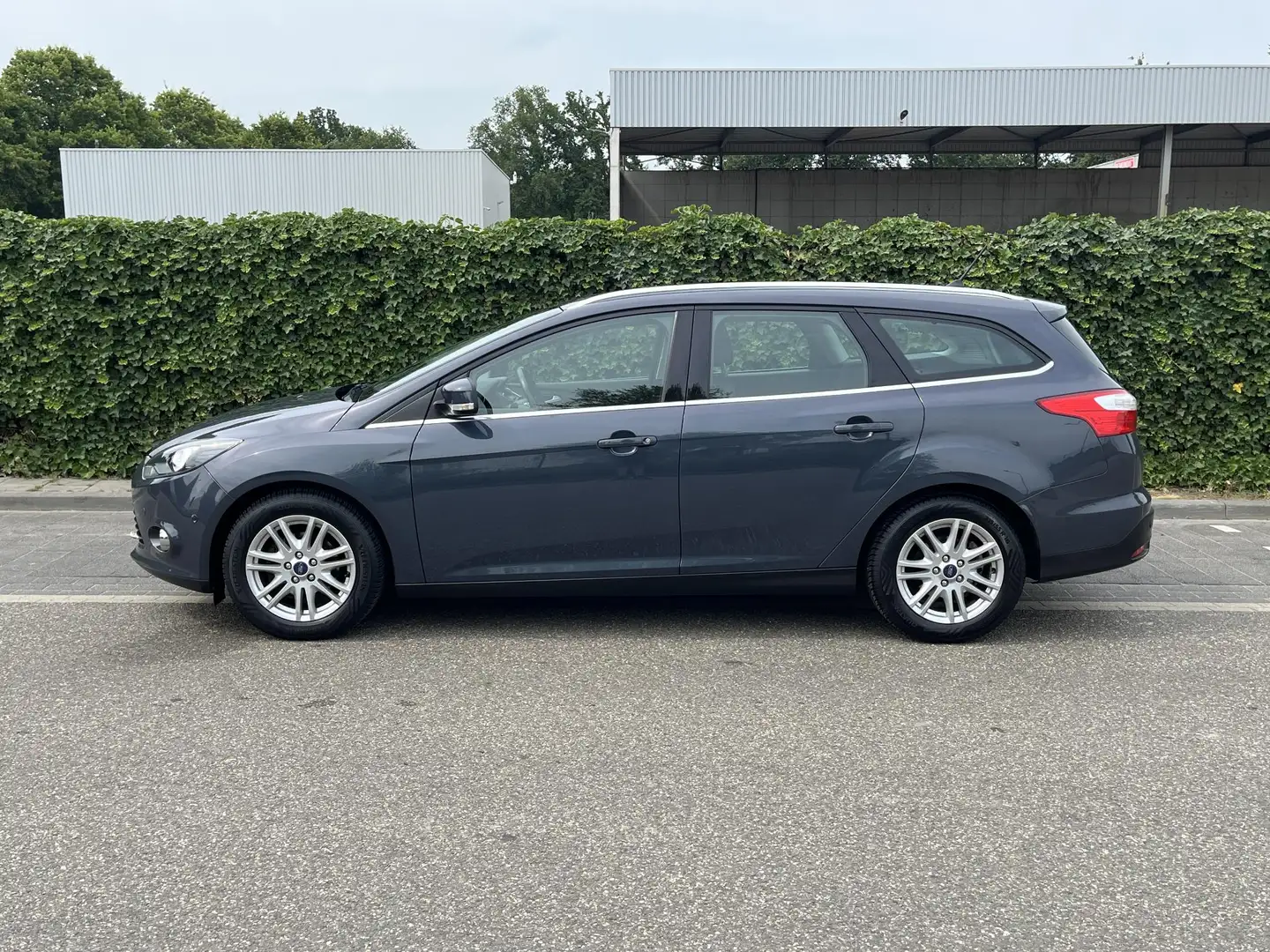 Ford Focus Wagon 1.0 EcoBoost Titanium * Navi * Cruise * Apk Grijs - 2