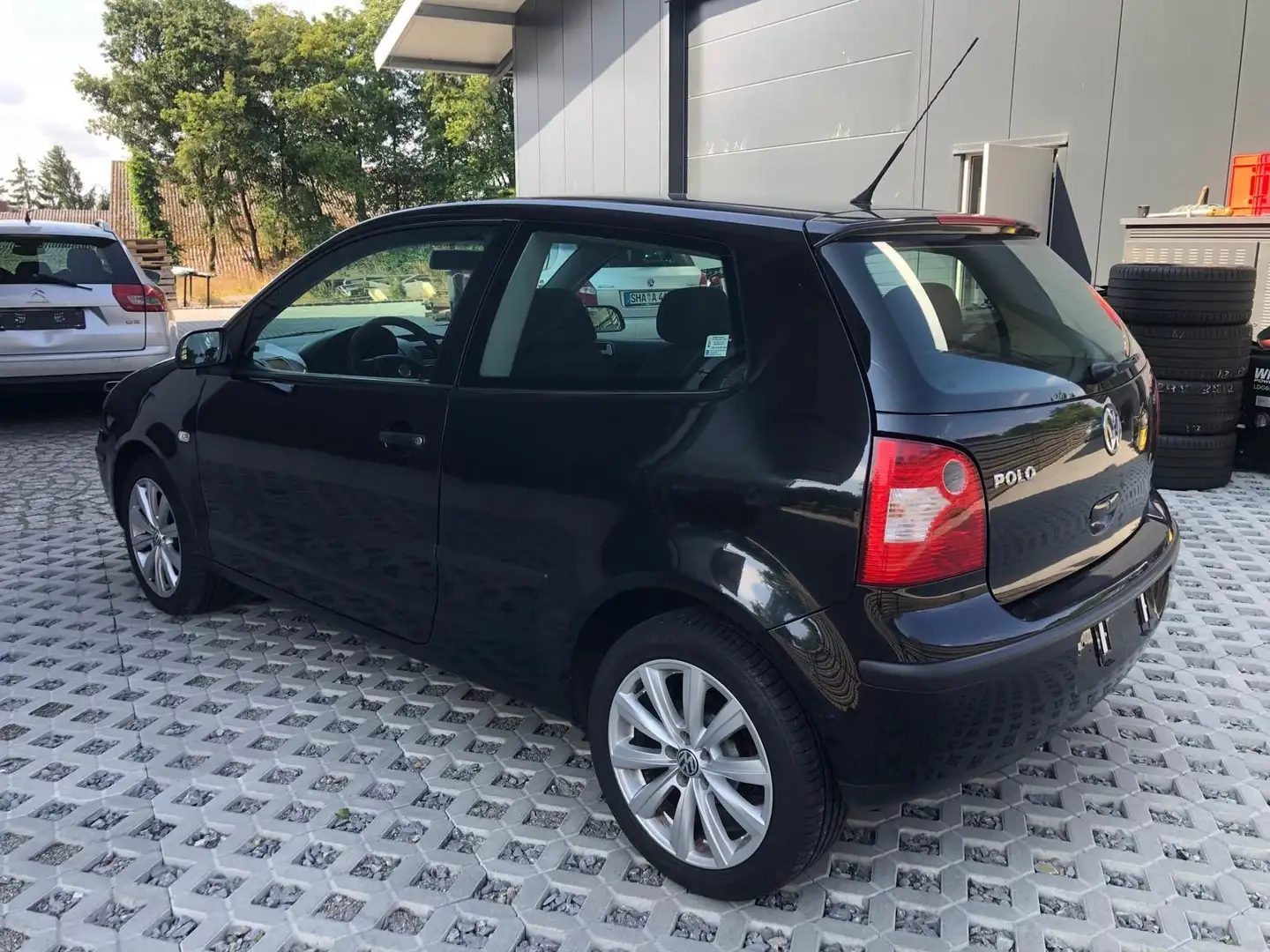 Volkswagen Polo IV Basis 8 fach bereift Schwarz - 2
