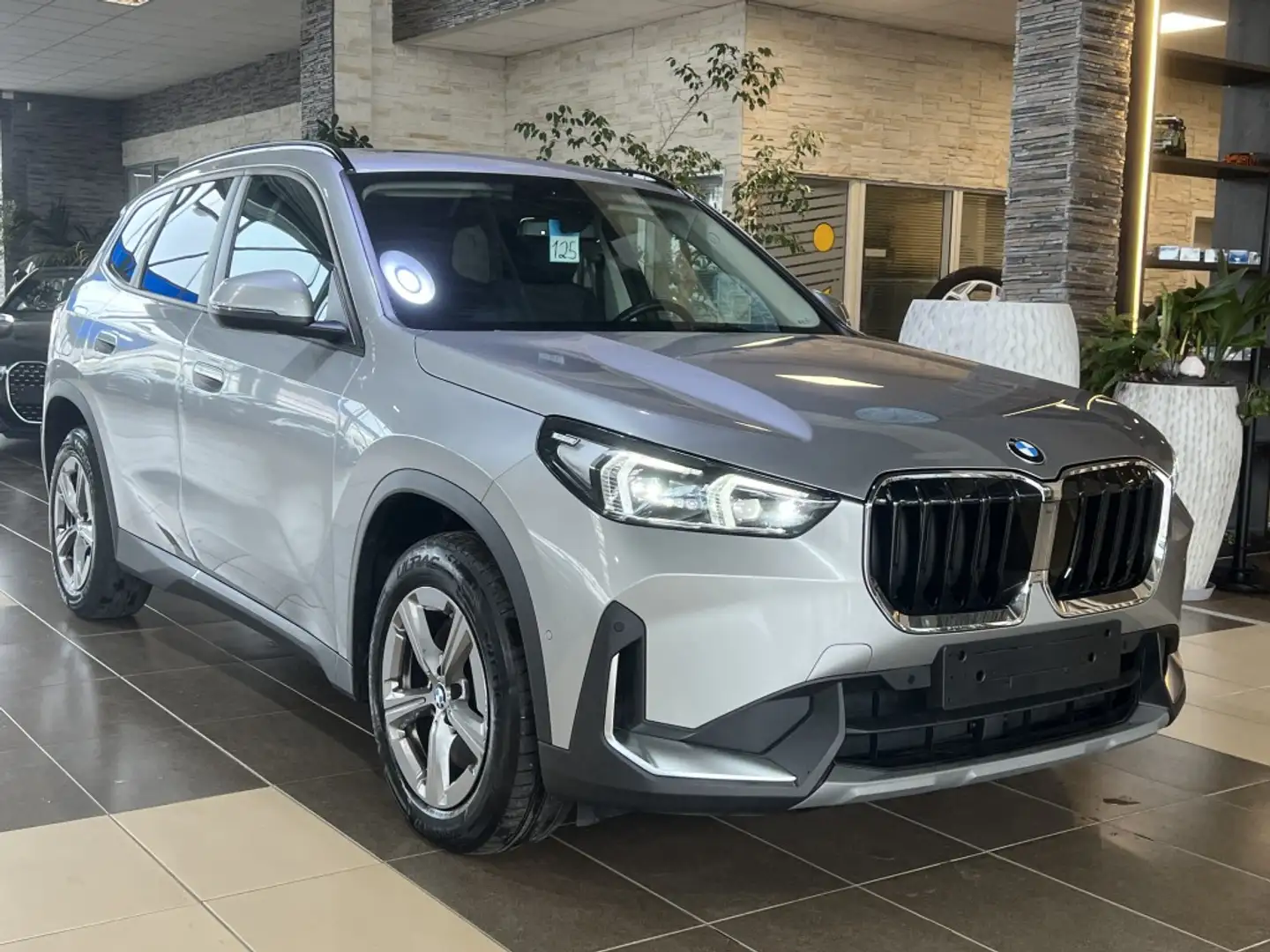 BMW X1 23 d xDrive Pano CurvedDisplay LED HiFi-Sound Silber - 1