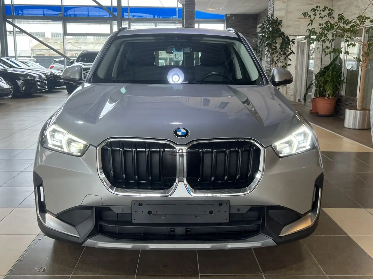 BMW X1 23 d xDrive Pano CurvedDisplay LED HiFi-Sound Silber - 2