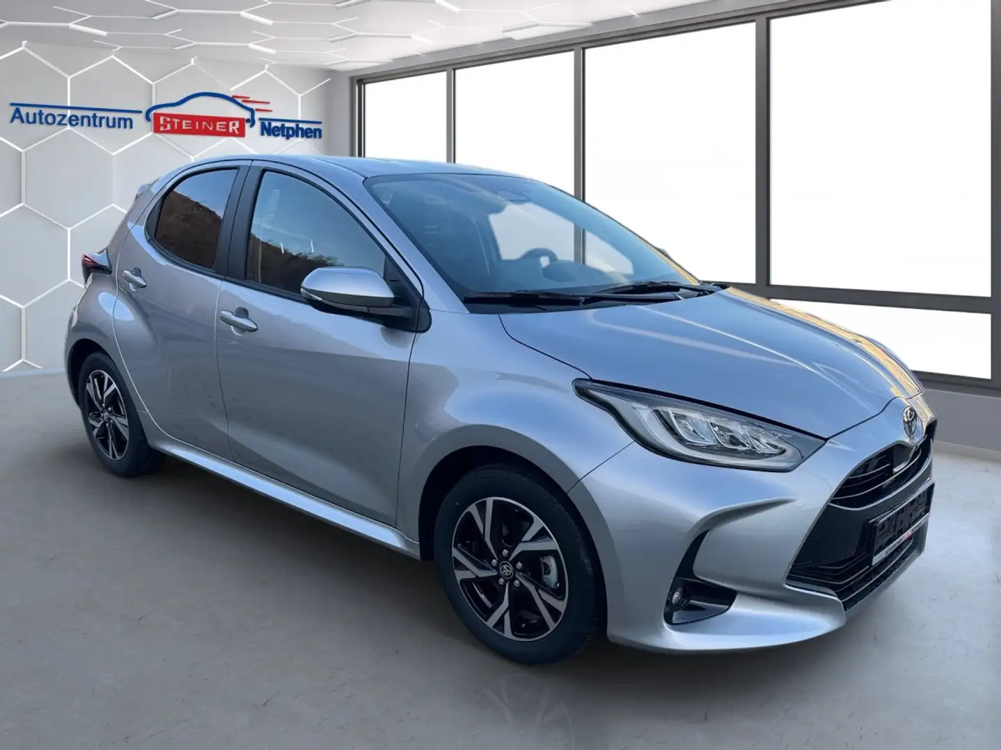 Toyota Yaris 1.5 Hybride 116ps STYLE CVT 20% Rabatt Klima Plateado - 2