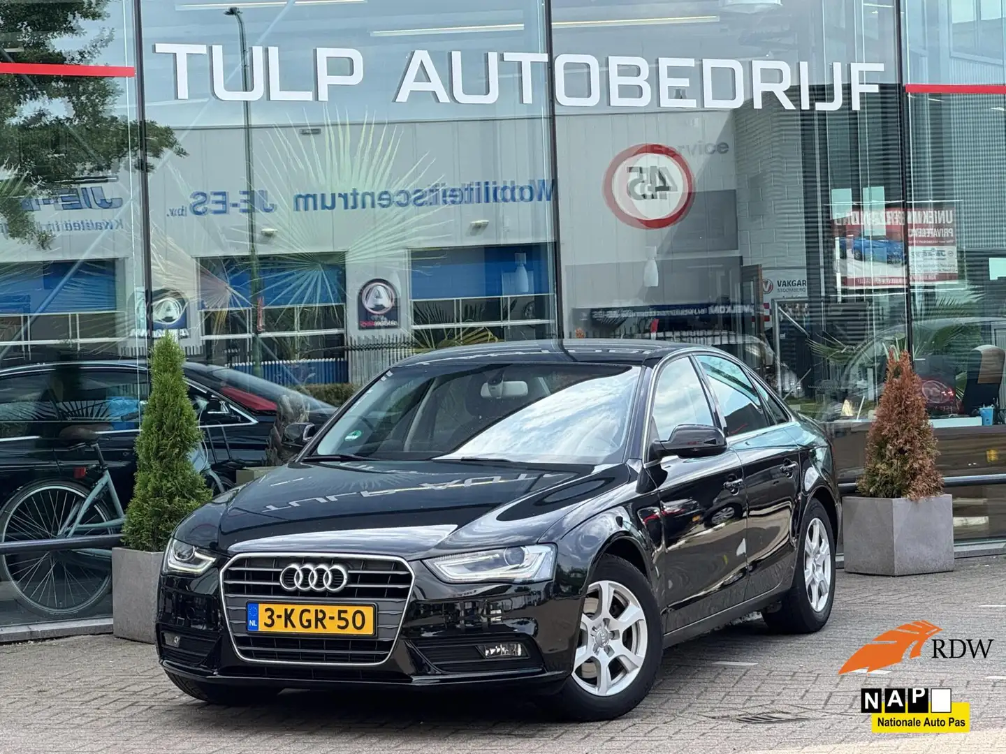 Audi A4 Limousine 1.8 TFSI Business Edition 2013 Navi Clim Zwart - 1