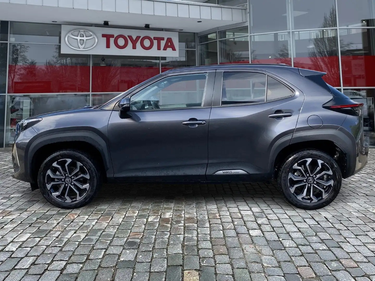 Toyota Yaris Cross Teamplayer 1,5 Hybrid *Winter-Paket* Grijs - 2