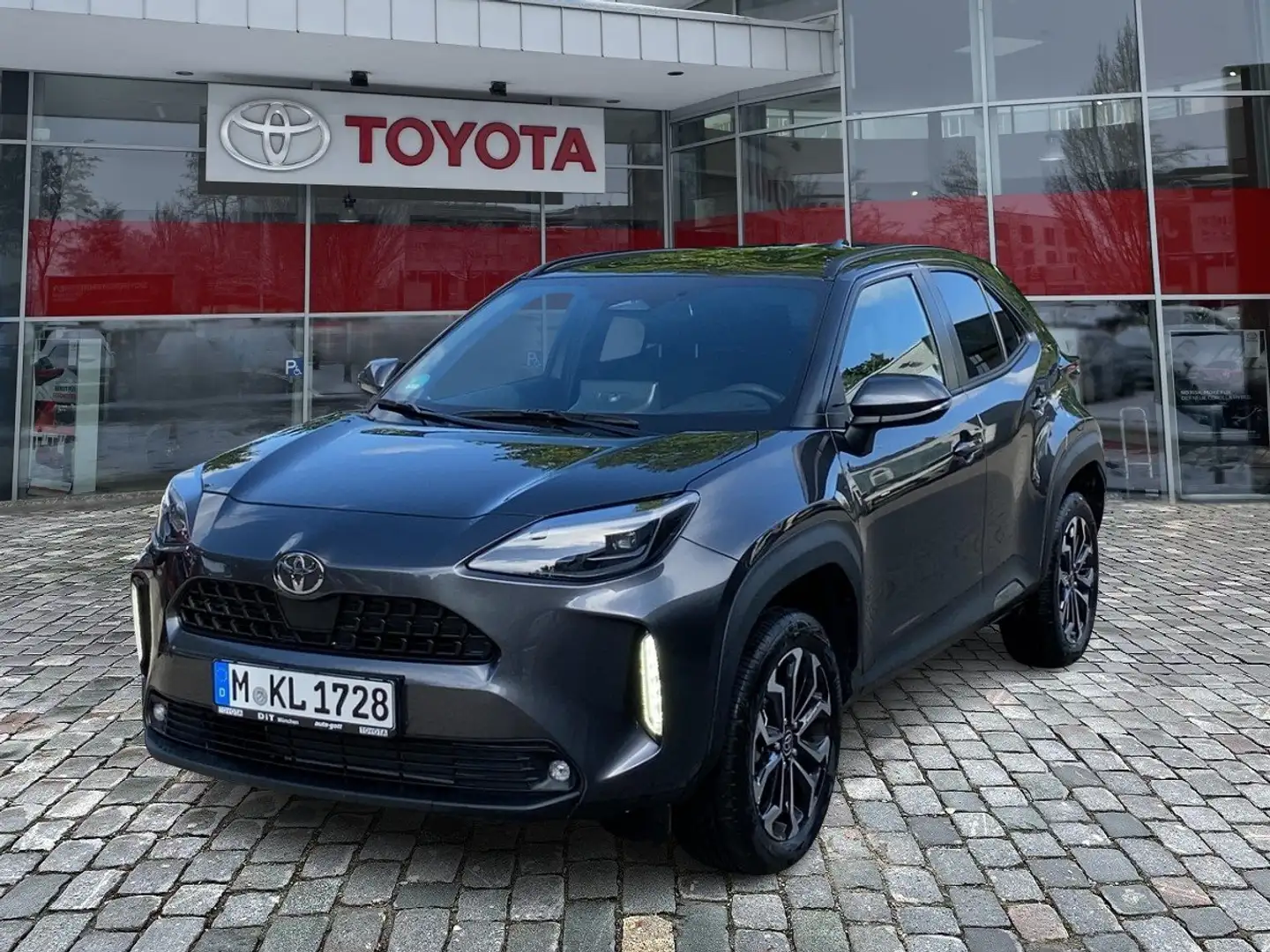 Toyota Yaris Cross Teamplayer 1,5 Hybrid *Winter-Paket* Grijs - 1