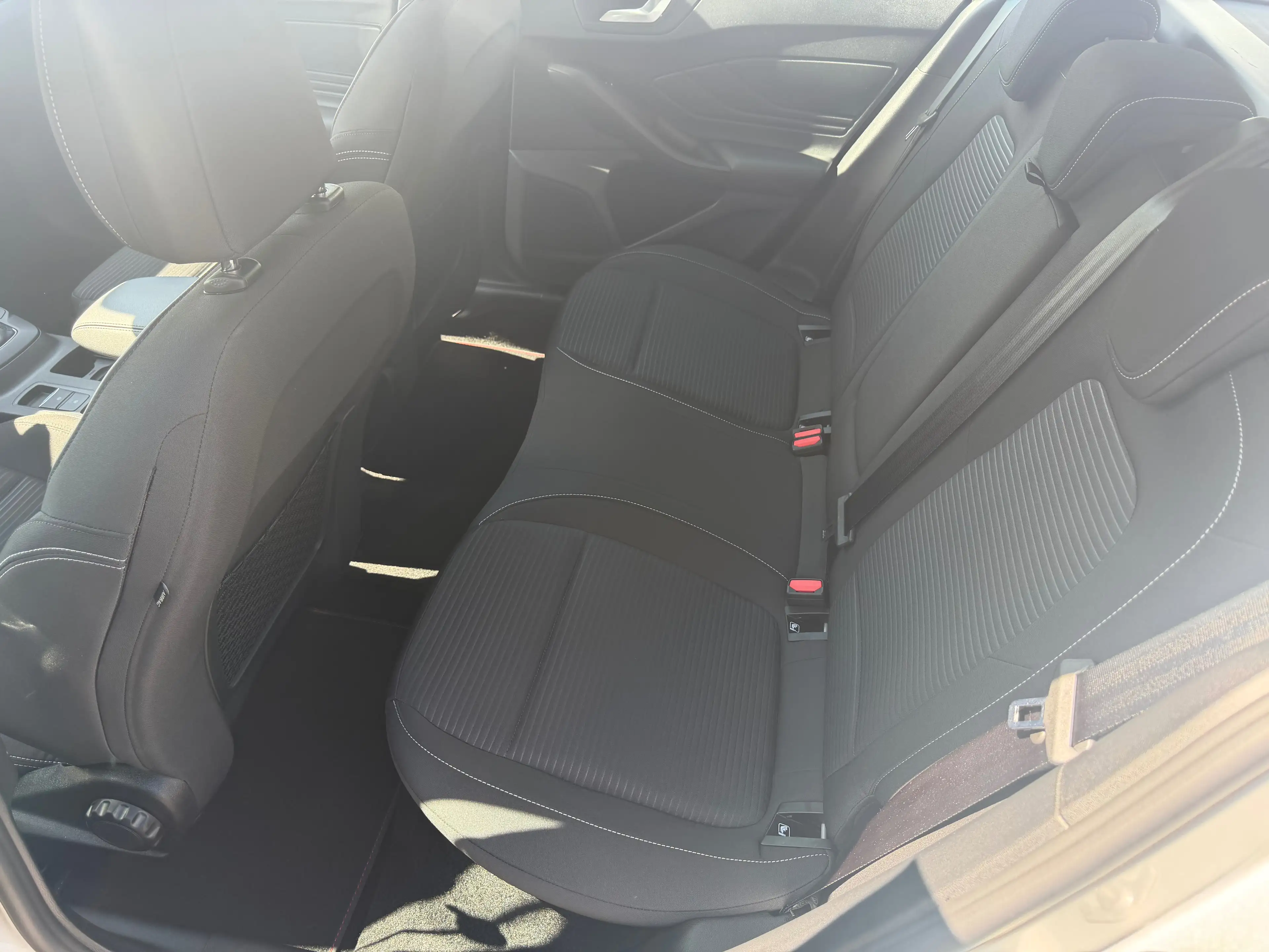 Ford Focus Hybrid-Titanium-Top Ausstattung-Unfallfrei — photo 8