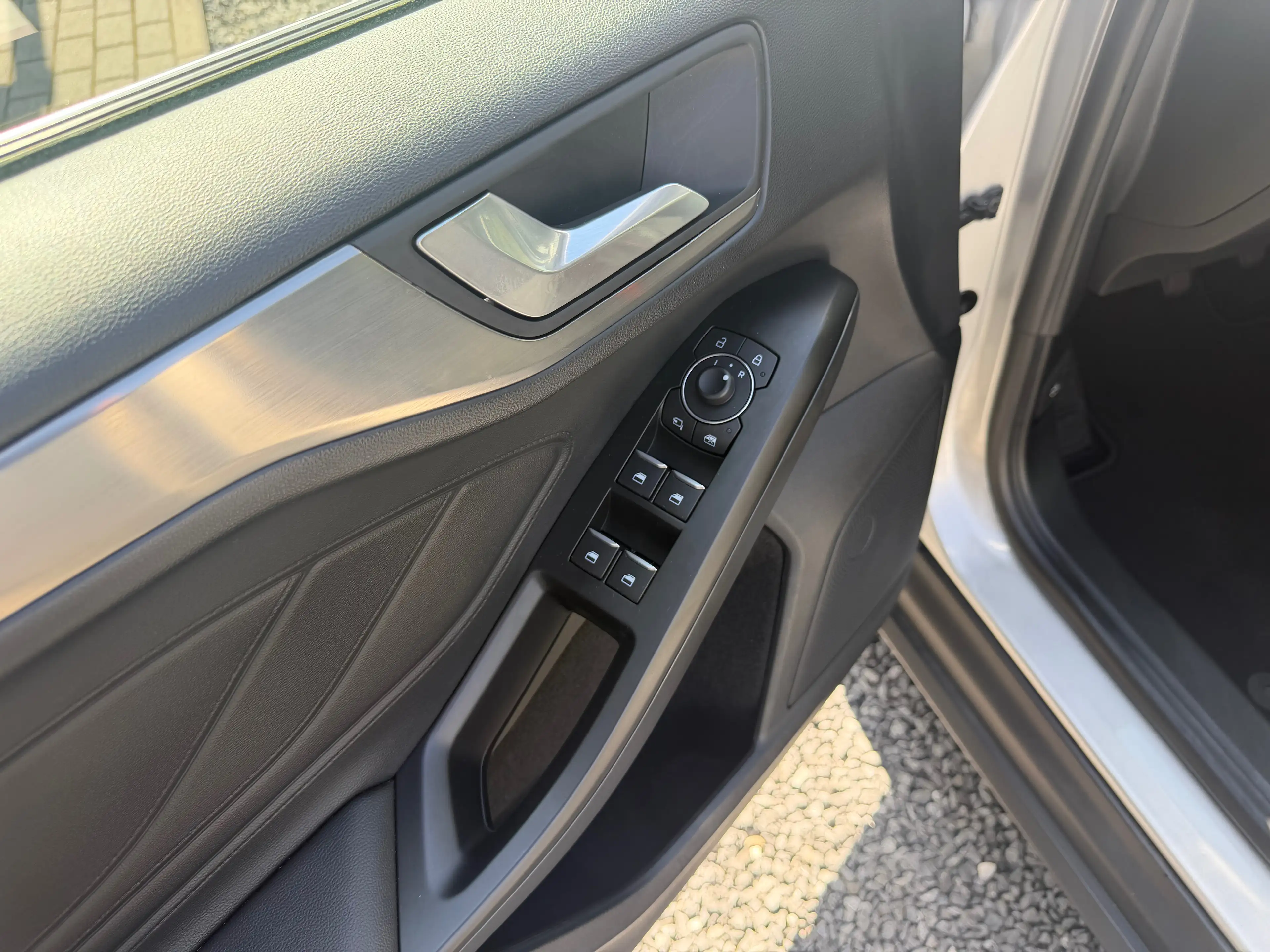 Ford Focus Hybrid-Titanium-Top Ausstattung-Unfallfrei — photo 12