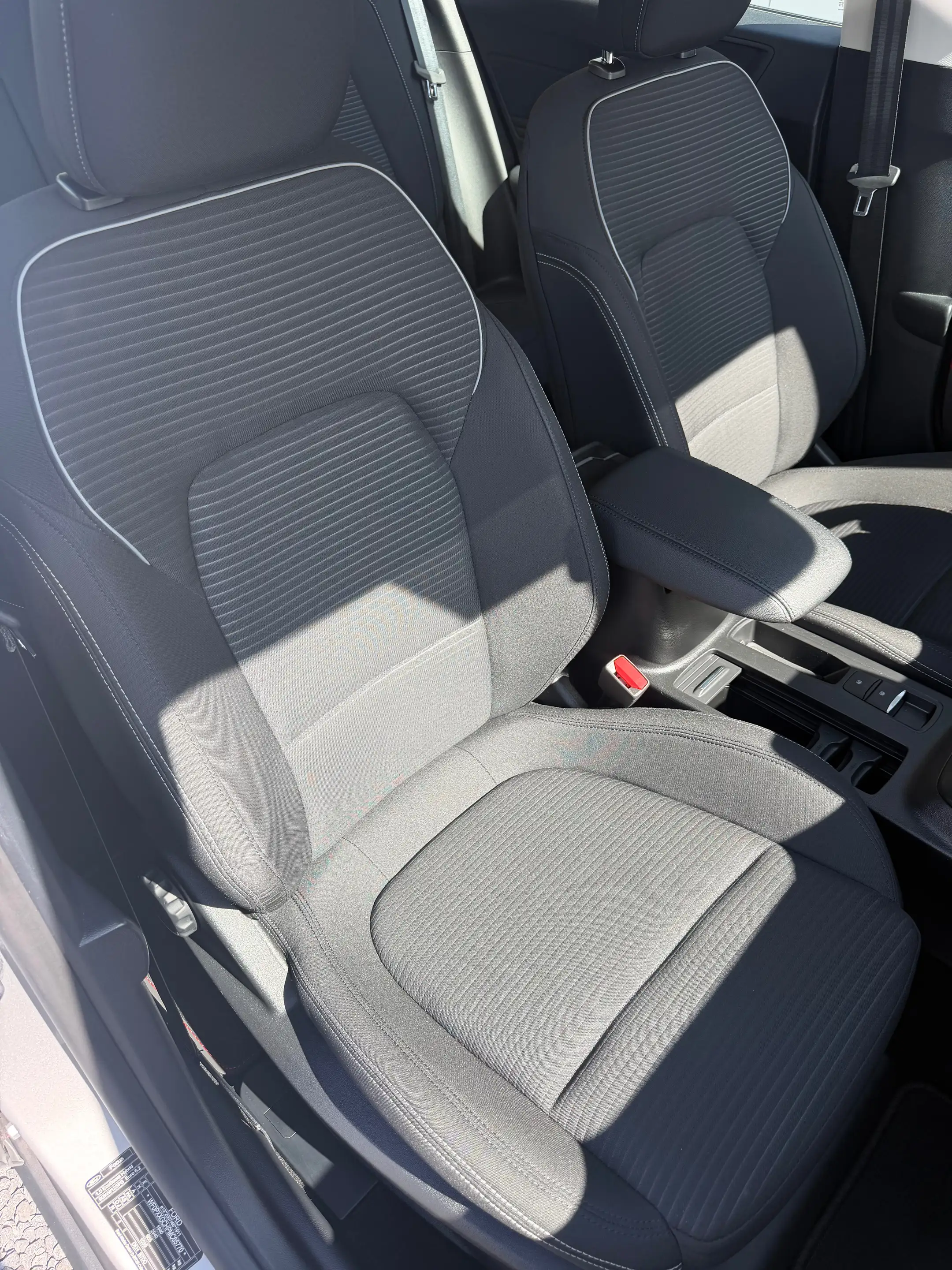 Ford Focus Hybrid-Titanium-Top Ausstattung-Unfallfrei — photo 10