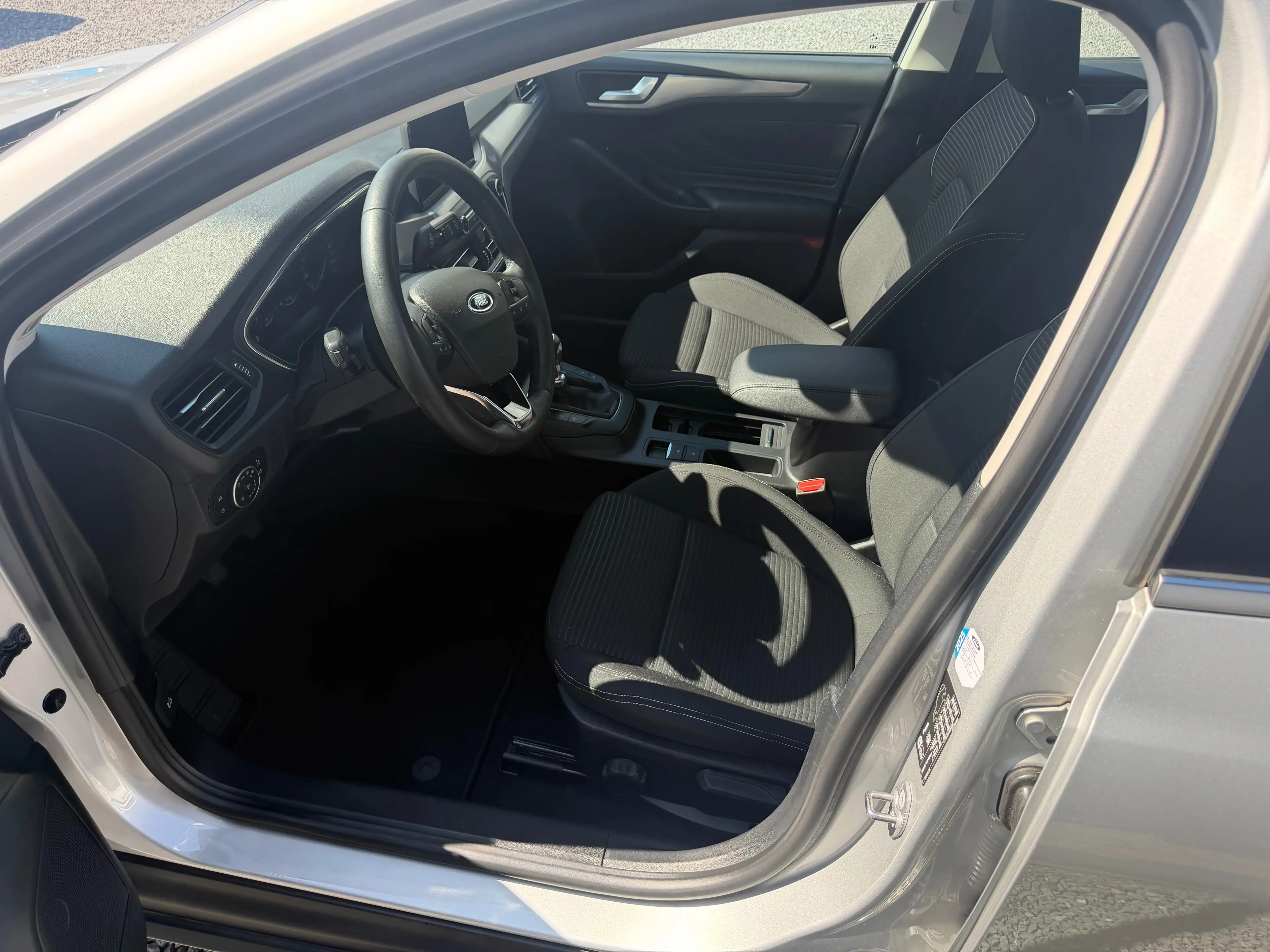 Ford Focus Hybrid-Titanium-Top Ausstattung-Unfallfrei — photo 11