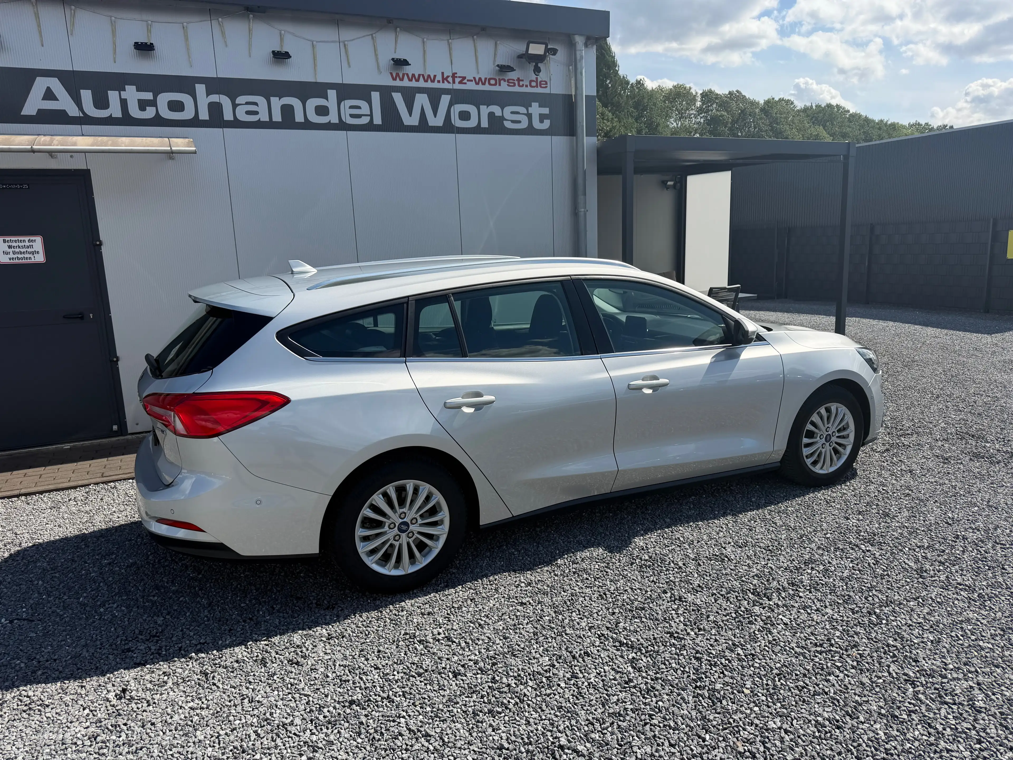 Ford Focus Hybrid-Titanium-Top Ausstattung-Unfallfrei — photo 3