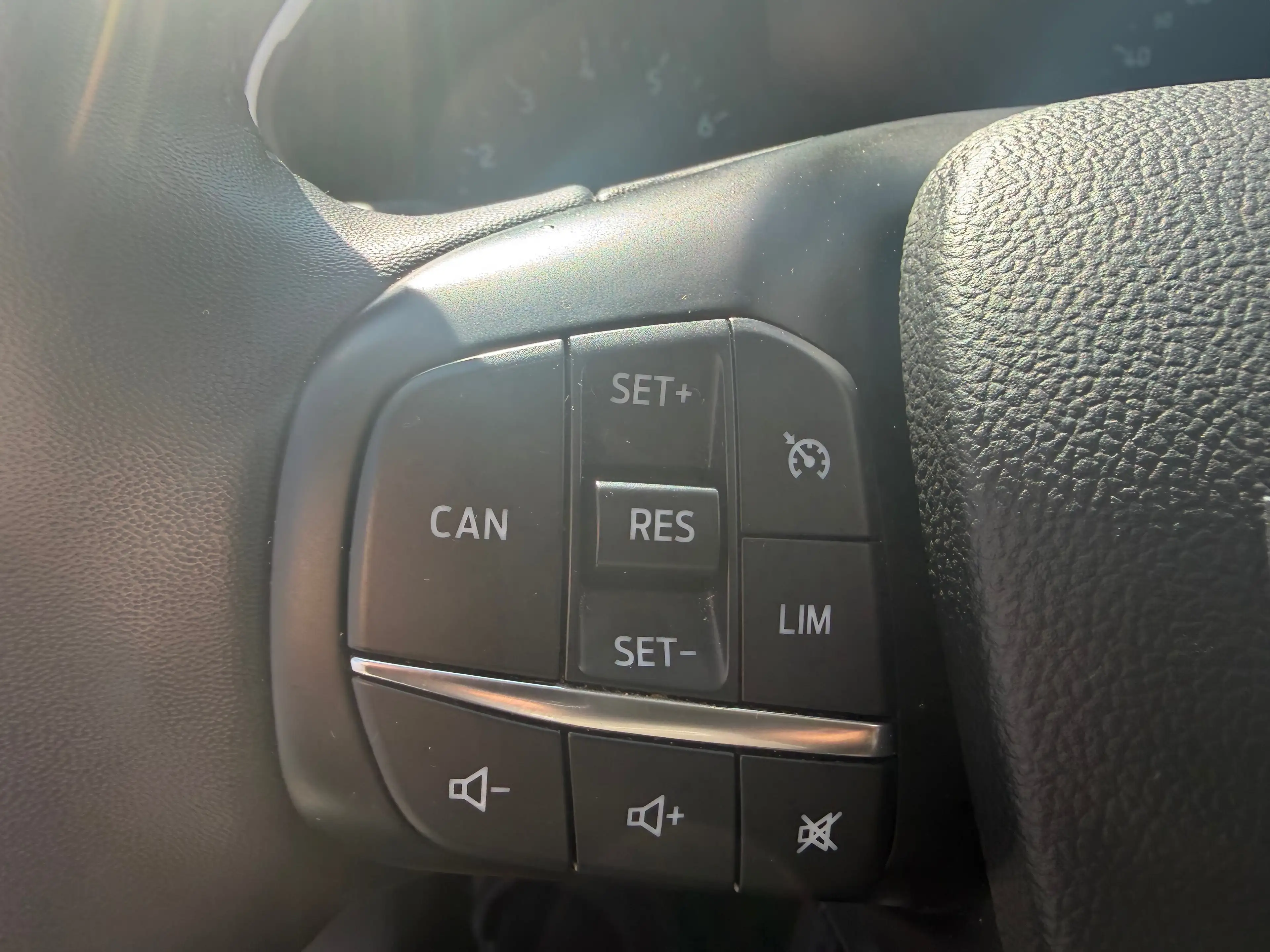 Ford Focus Hybrid-Titanium-Top Ausstattung-Unfallfrei — photo 14