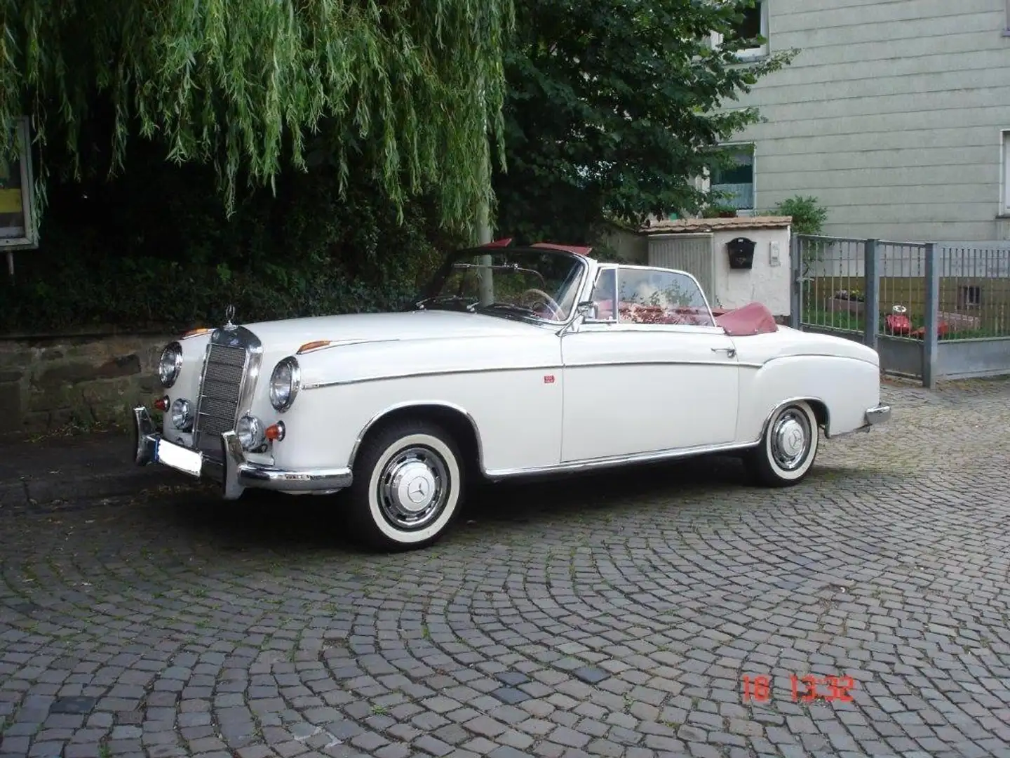 Mercedes-Benz 220 220S Cabriolet White - 1