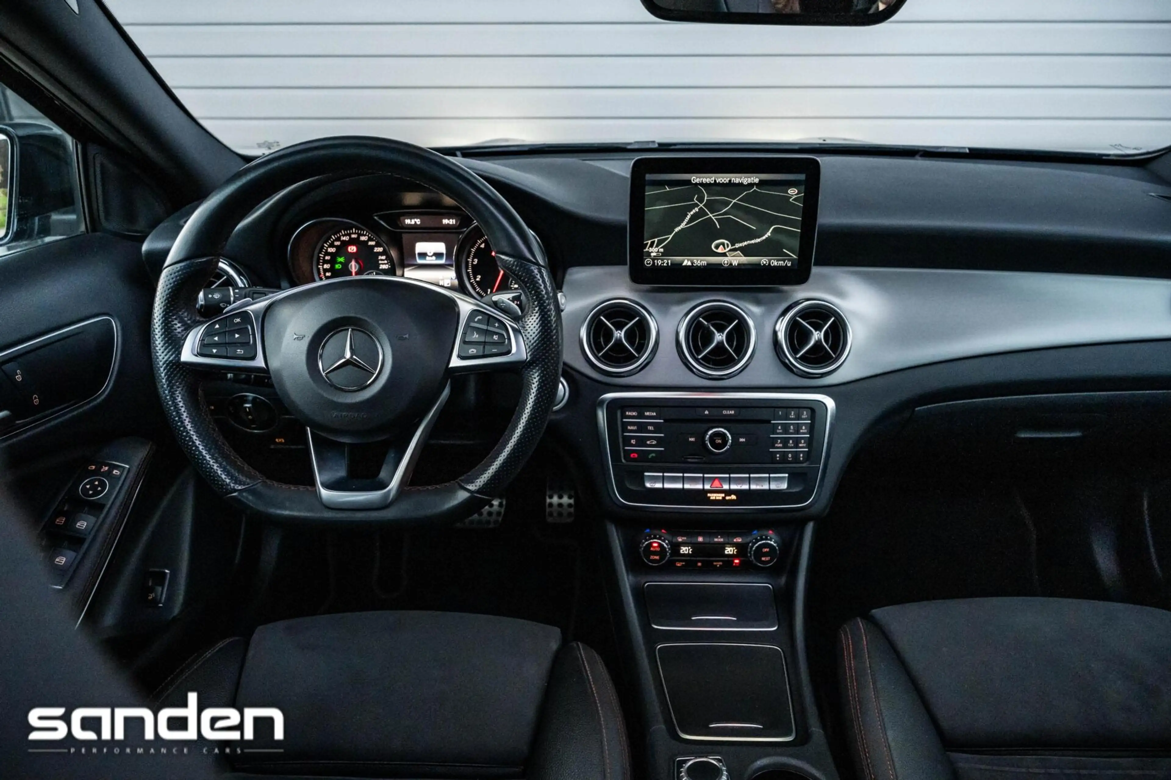 Mercedes-Benz GLA 180 Business Solution AMG |Pano|LED|Keyless|Camera — photo 45