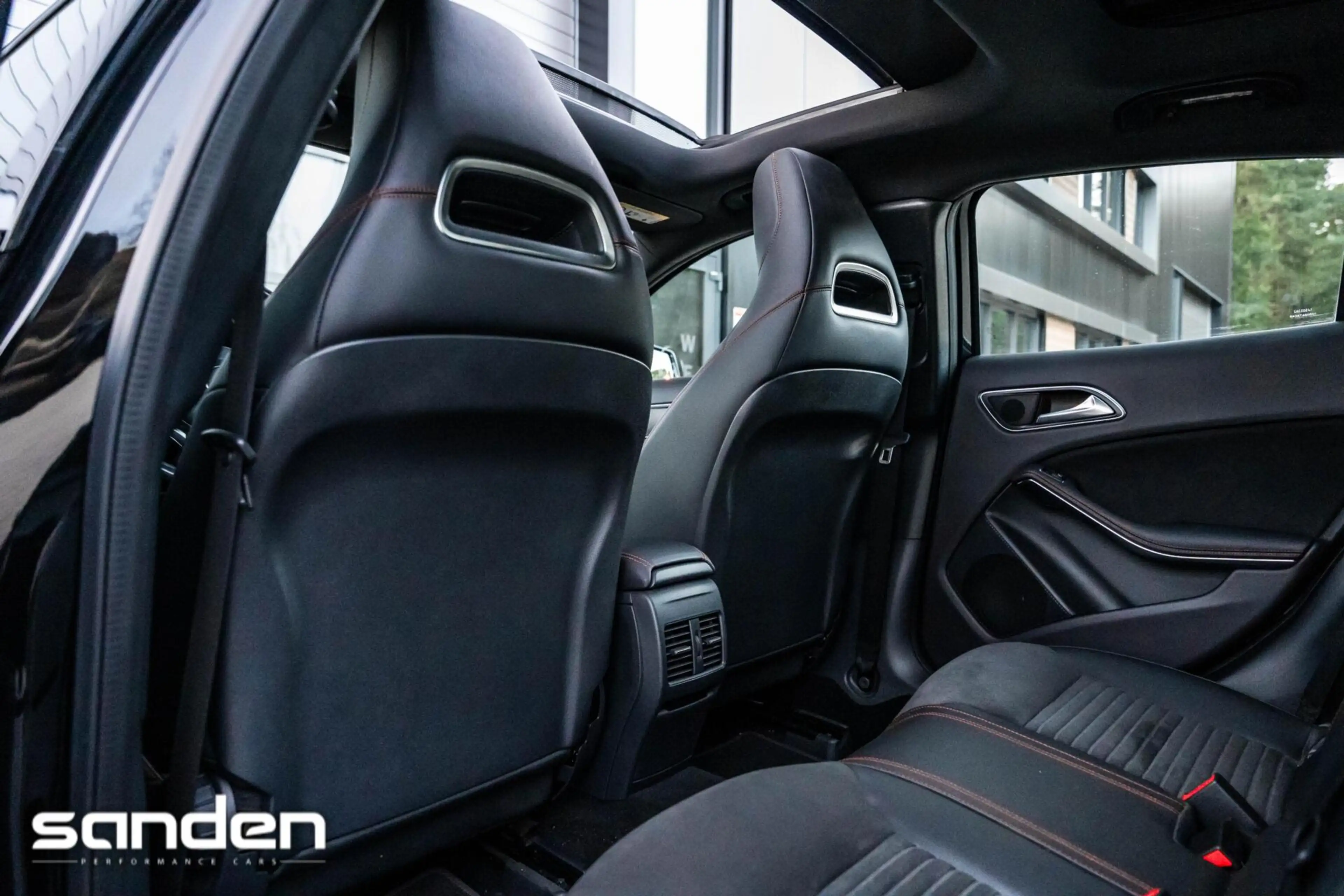 Mercedes-Benz GLA 180 Business Solution AMG |Pano|LED|Keyless|Camera — photo 38