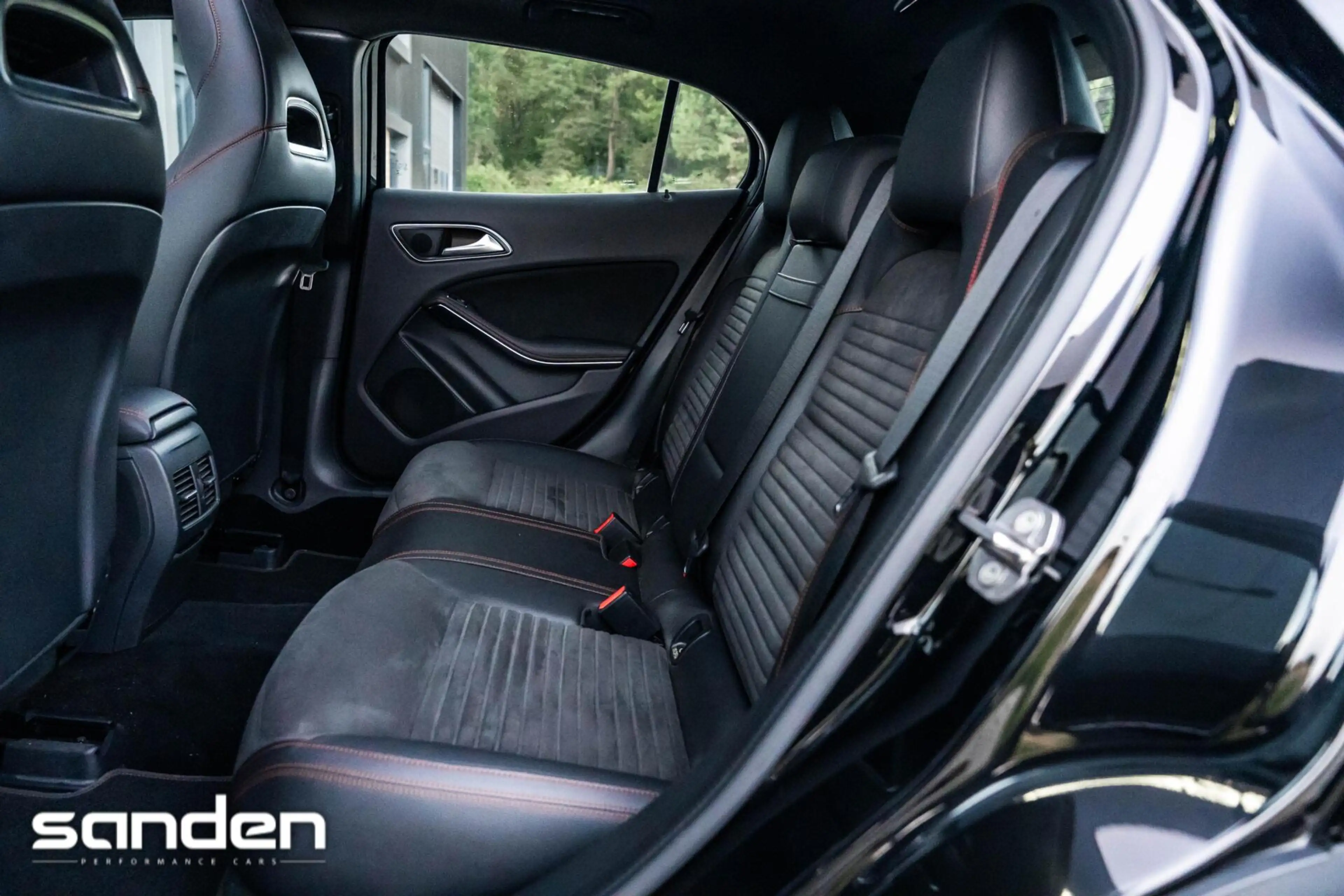 Mercedes-Benz GLA 180 Business Solution AMG |Pano|LED|Keyless|Camera — photo 35