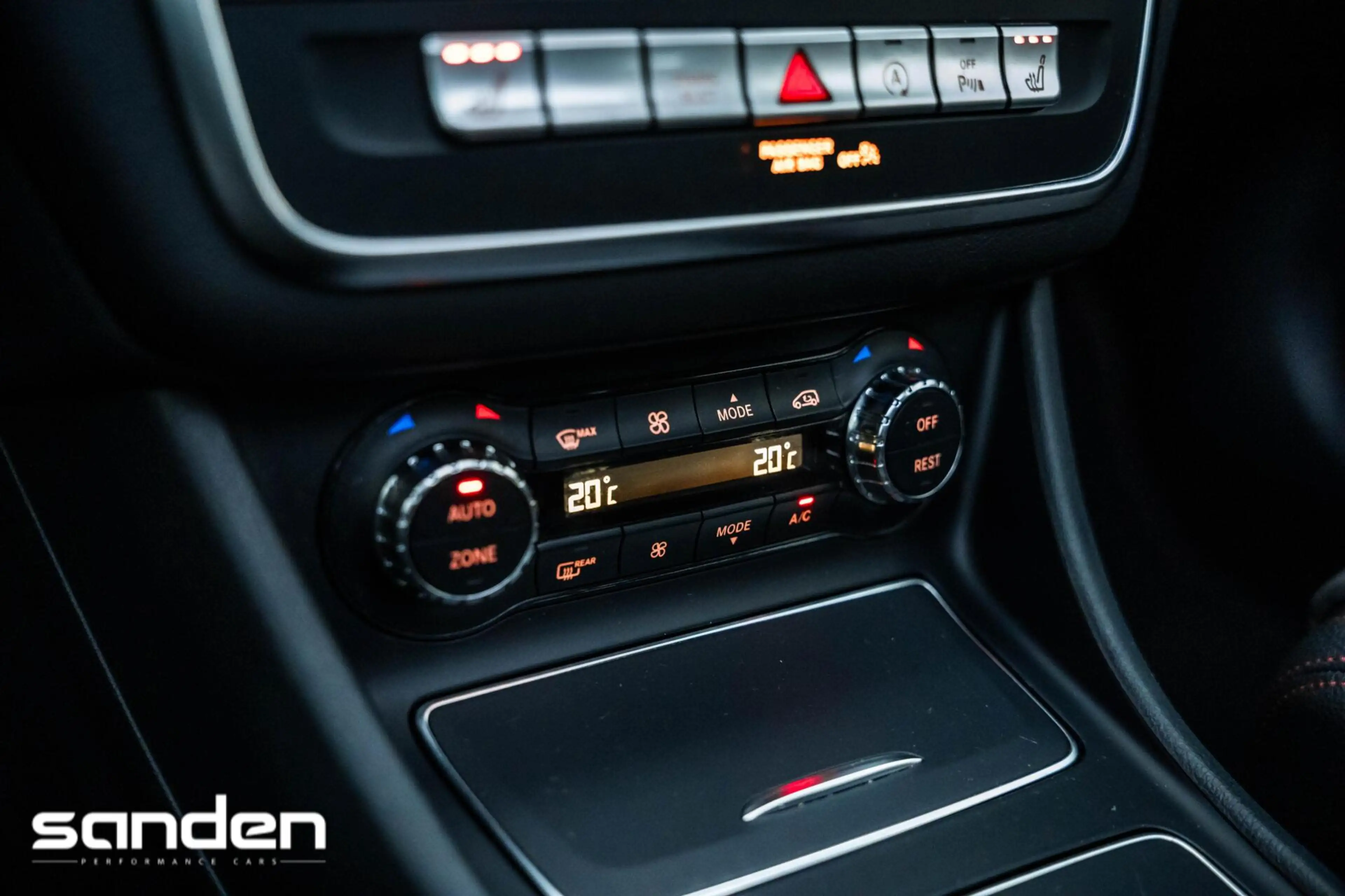 Mercedes-Benz GLA 180 Business Solution AMG |Pano|LED|Keyless|Camera — photo 49