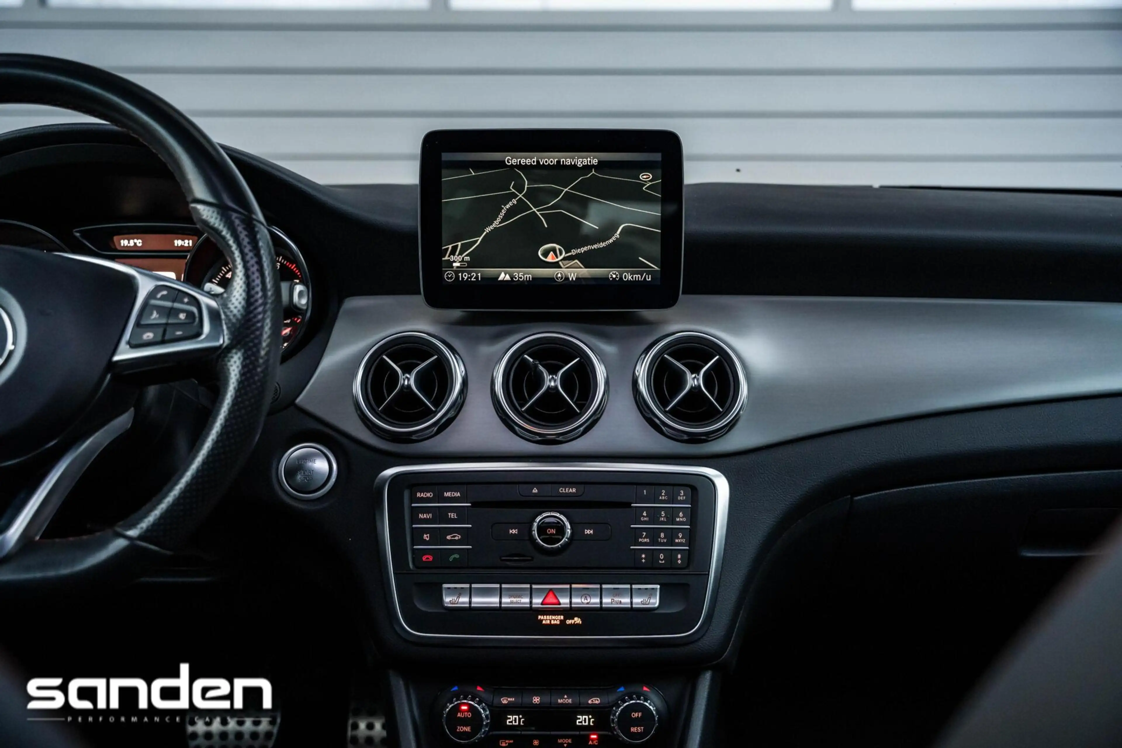 Mercedes-Benz GLA 180 Business Solution AMG |Pano|LED|Keyless|Camera — photo 46