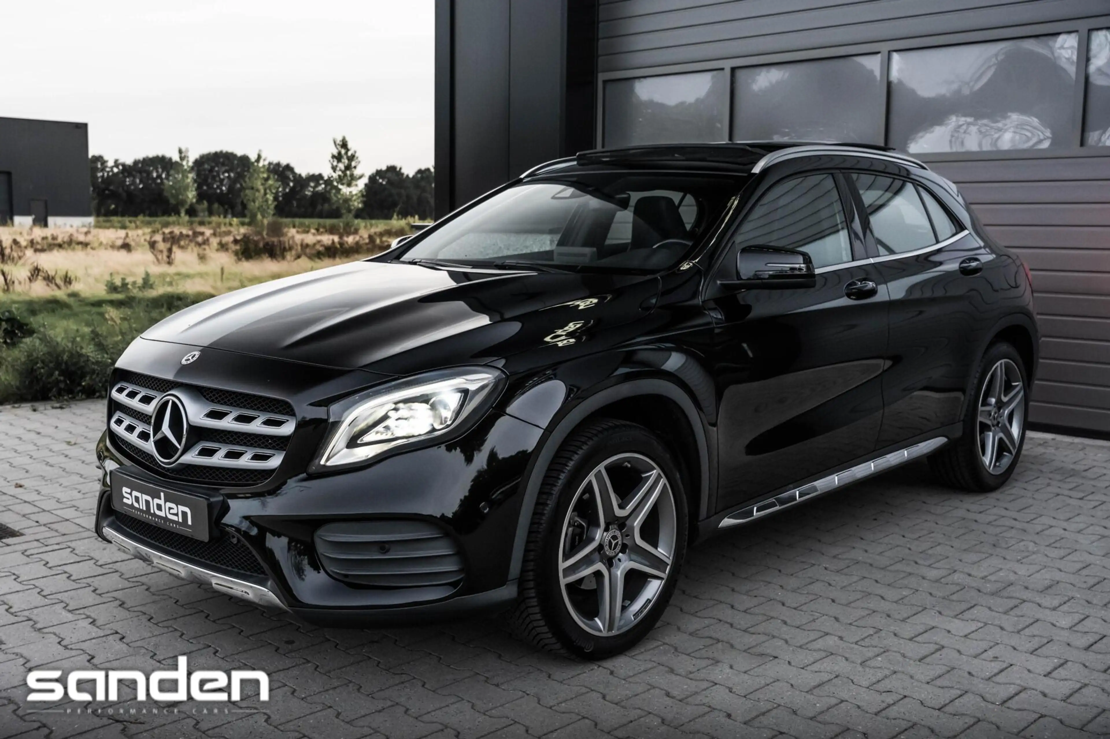 Mercedes-Benz GLA 180 Business Solution AMG |Pano|LED|Keyless|Camera — photo 13