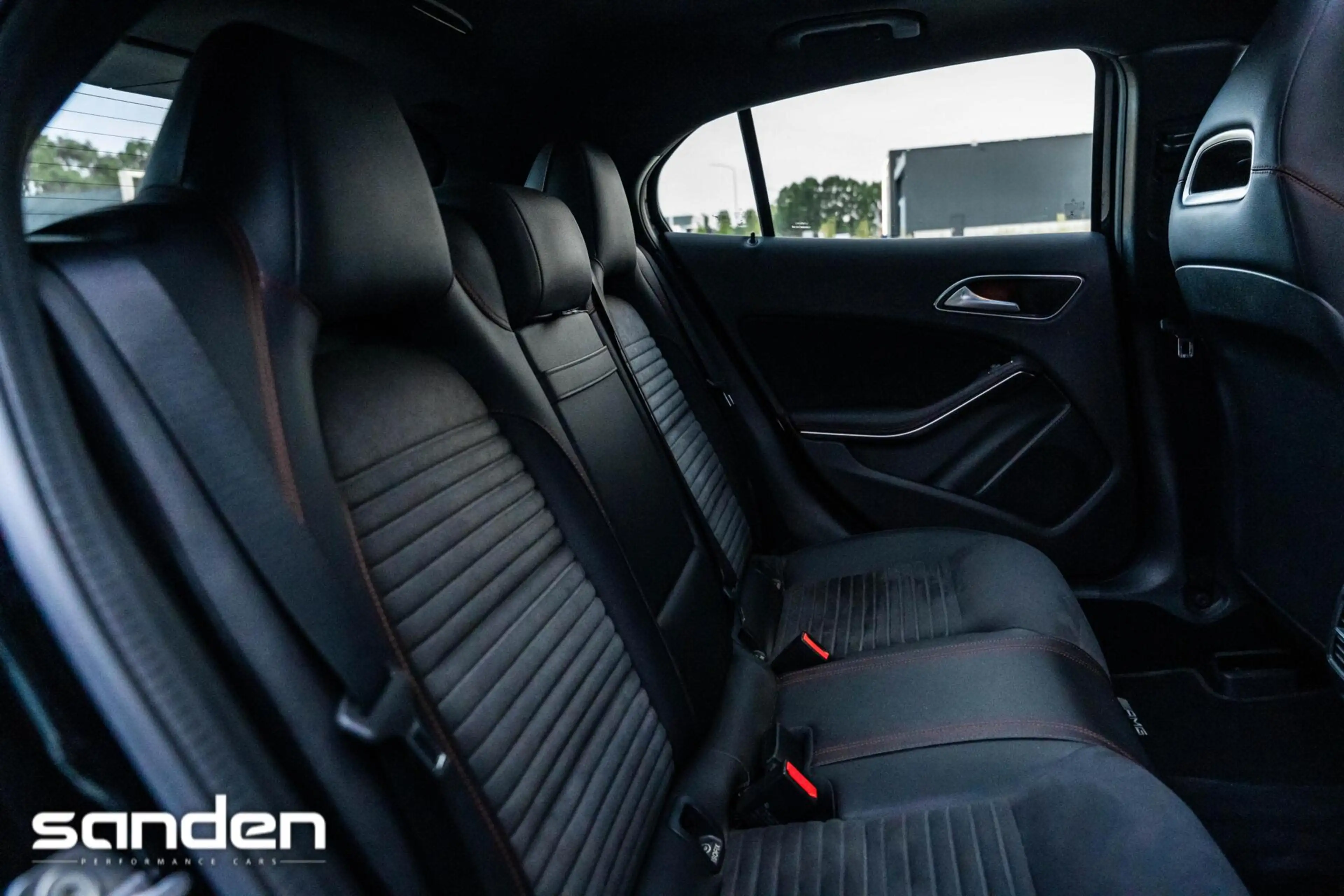 Mercedes-Benz GLA 180 Business Solution AMG |Pano|LED|Keyless|Camera — photo 41