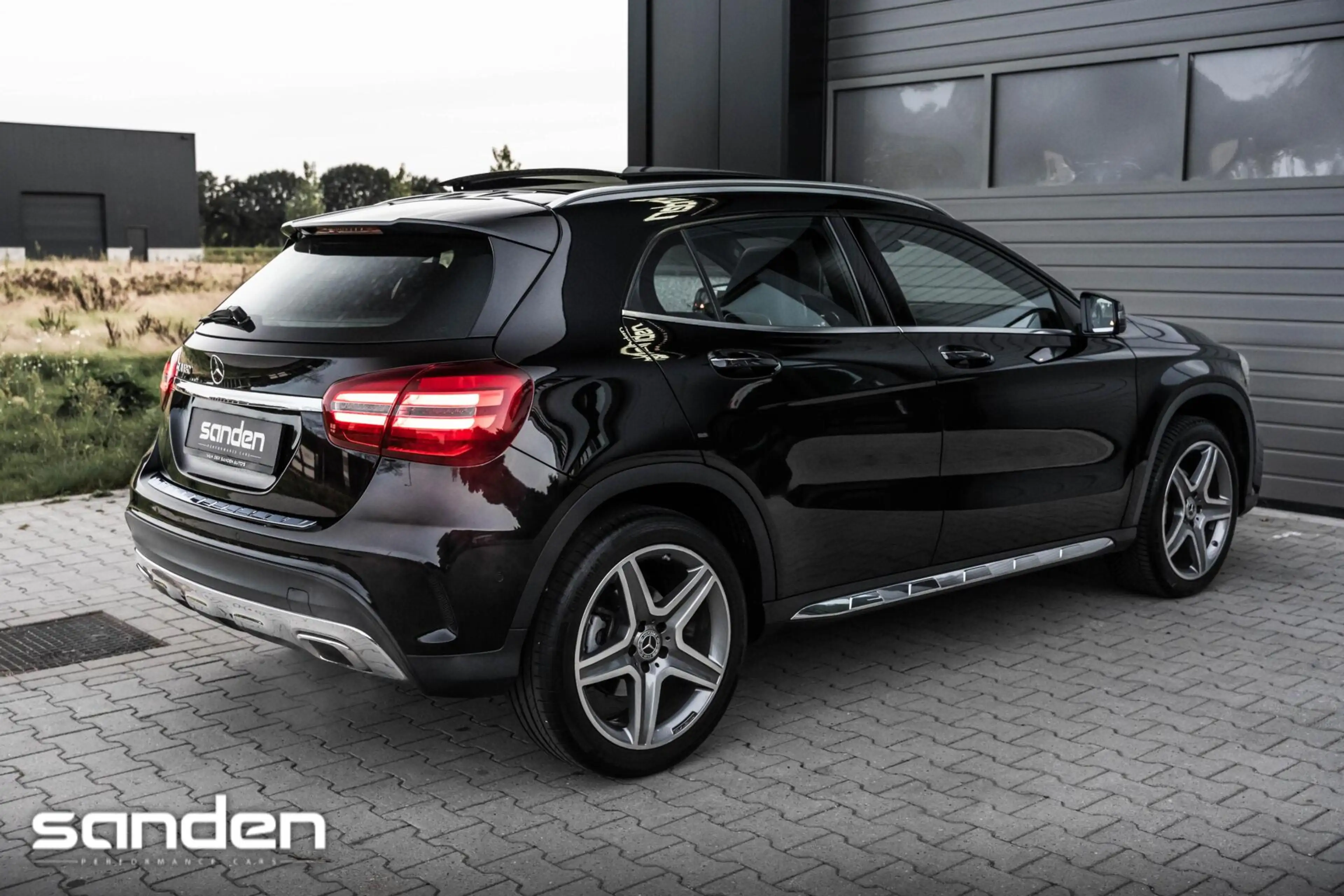Mercedes-Benz GLA 180 Business Solution AMG |Pano|LED|Keyless|Camera — photo 14