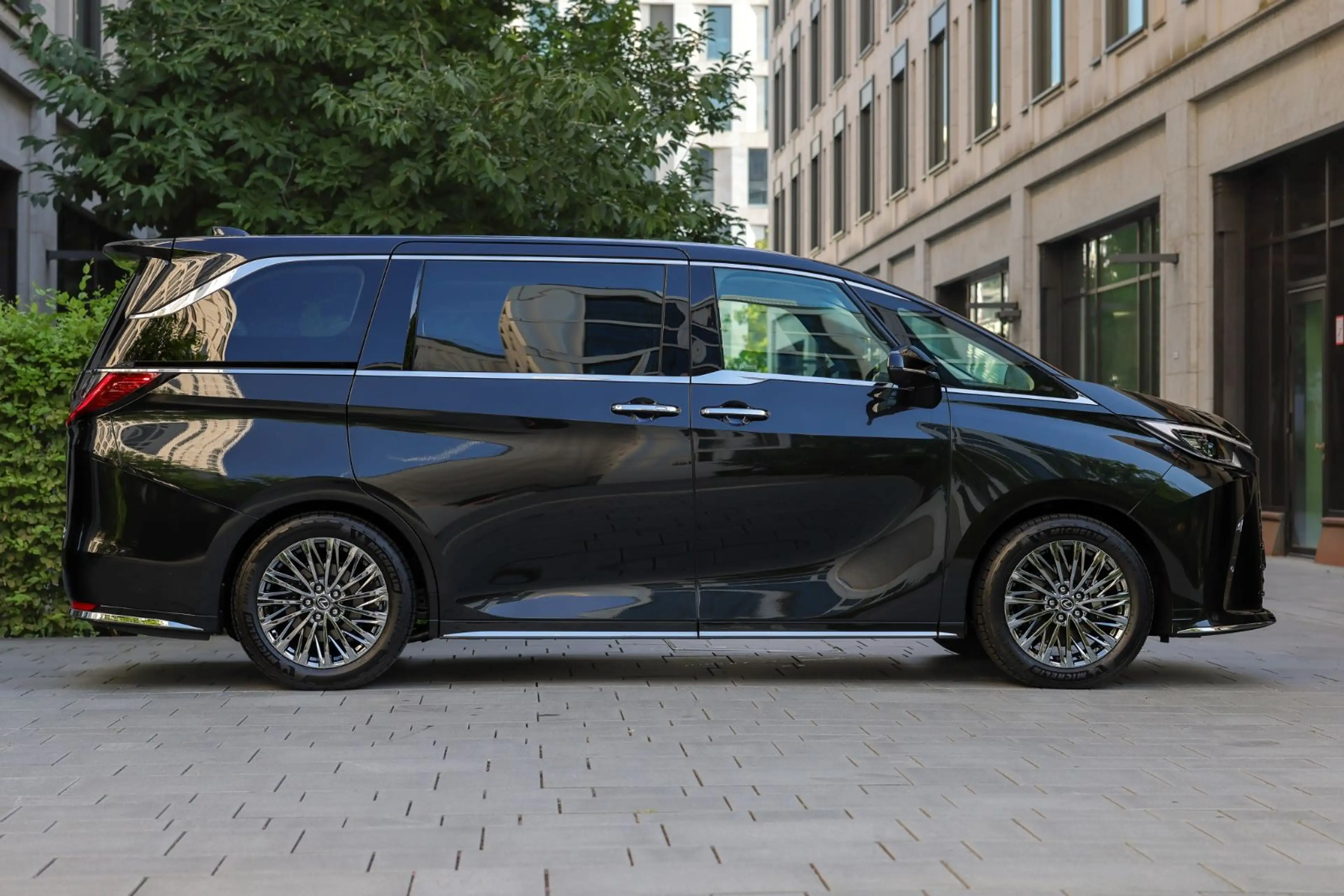 Lexus LM 350h Luxury AWD | 4-Seats | Black on Black — photo 6